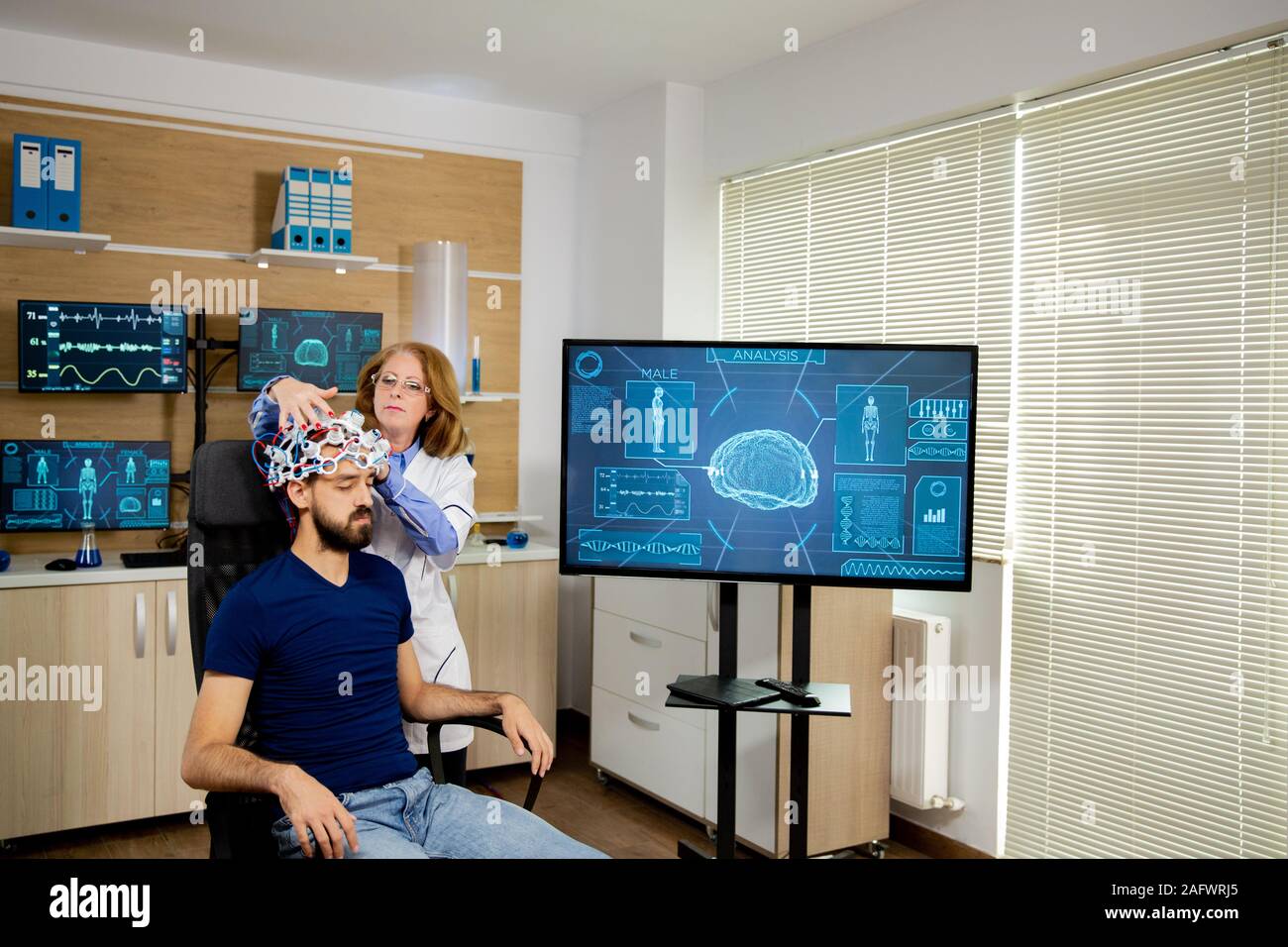 Paziente che subisce un cervello procedura di scansione in un centro neurologico. Laboratorio moderno Foto Stock