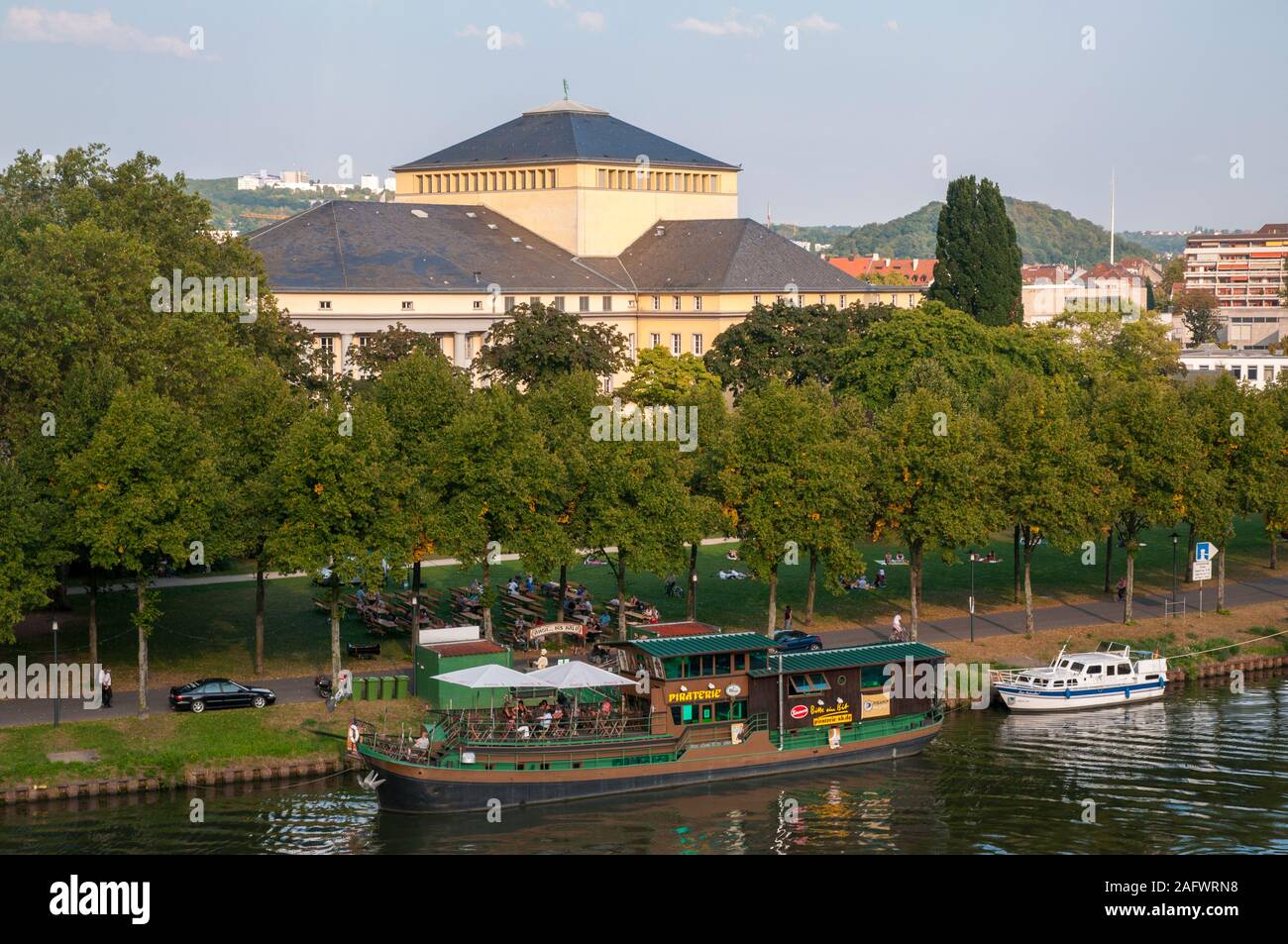 Saarlandisches Staatstheater e Saar fiume di Saarbrucken, Saarland, Germania Foto Stock