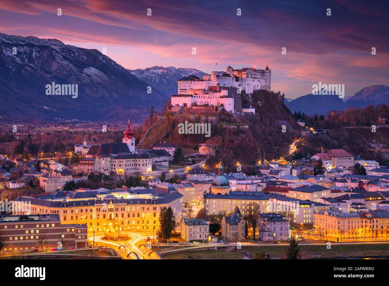 Salisburgo, Austria. Cityscape immagine di Salisburgo, in Austria con la Fortezza Hohensalzburg durante la bella stagione invernale sunrise. Foto Stock