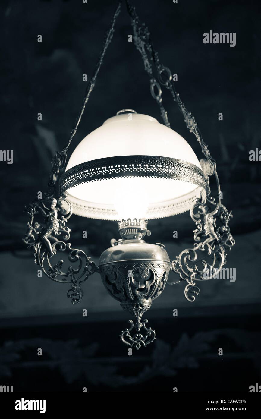 Immagine verticale di un antico lampadario che assomiglia a una lampada al centro di un soggiorno Foto Stock