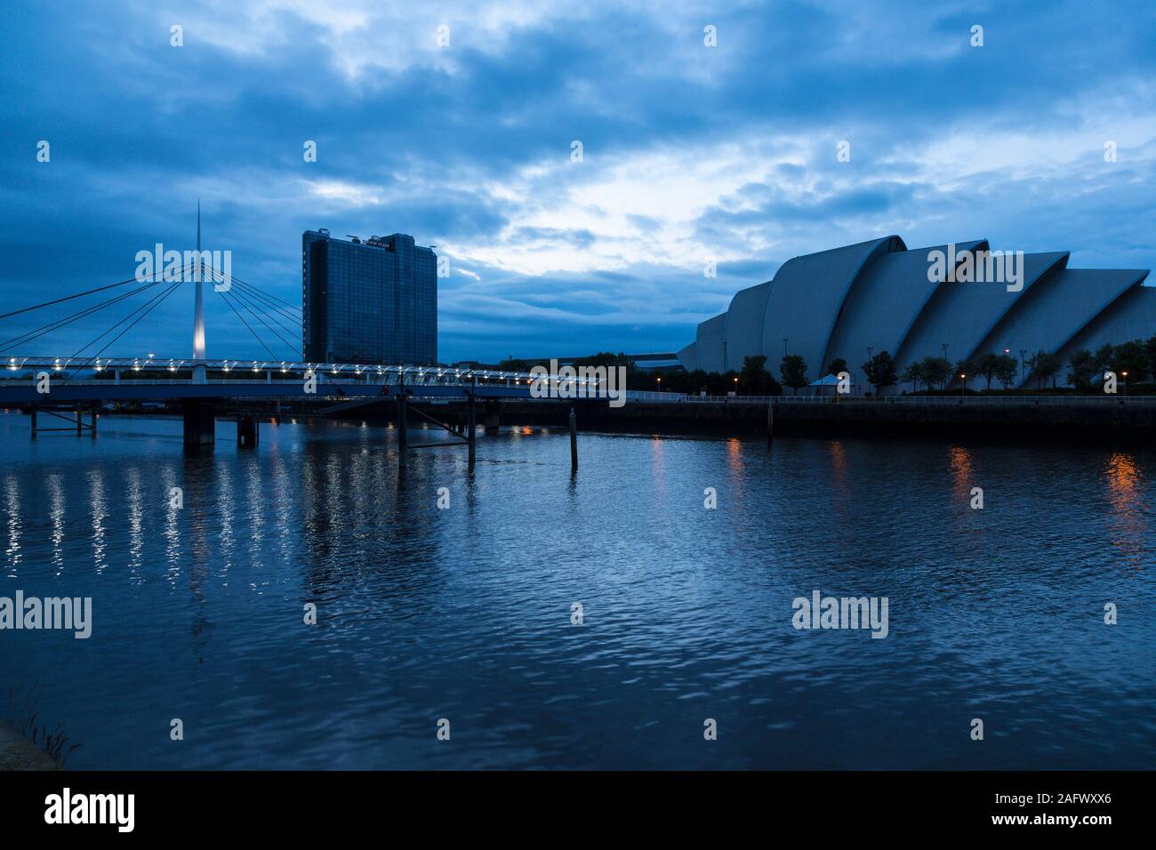L'Armadillo, campane Bridge e Crowne Plaza Hotel al tramonto, Glasgow, Scozia Foto Stock
