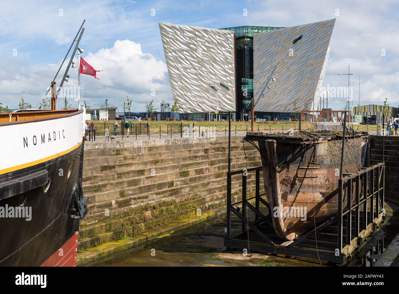 Titanic Belfast Visitor Center e SS barca nomade, Irlanda del Nord Foto Stock