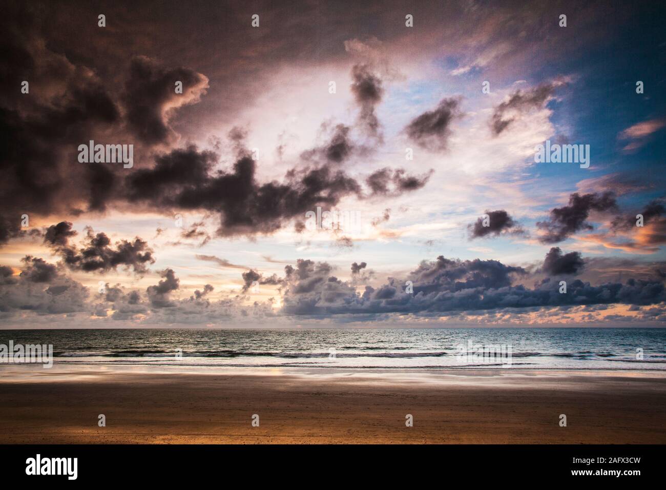 Una drammatica Atlantic seascape prese a Kololi beach in Gambia. Foto Stock