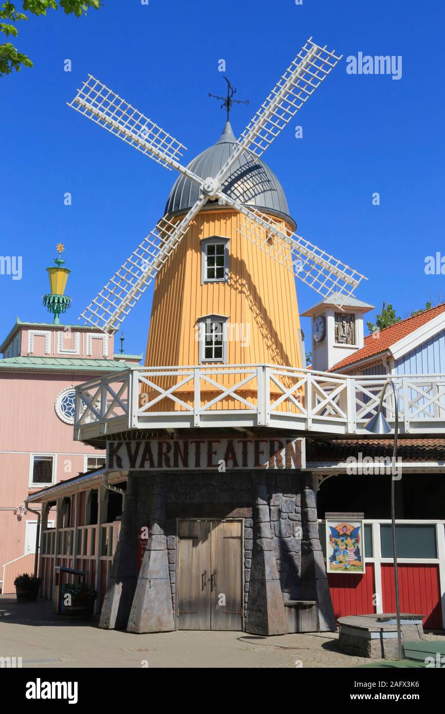 Il mulino a vento di colore giallo e la facciata del teatro per bambini, Kvarnteatern, in Kaninlandet (coniglio terra) in Liseberg Amusement Park a Gothenburg, Svezia. Foto Stock