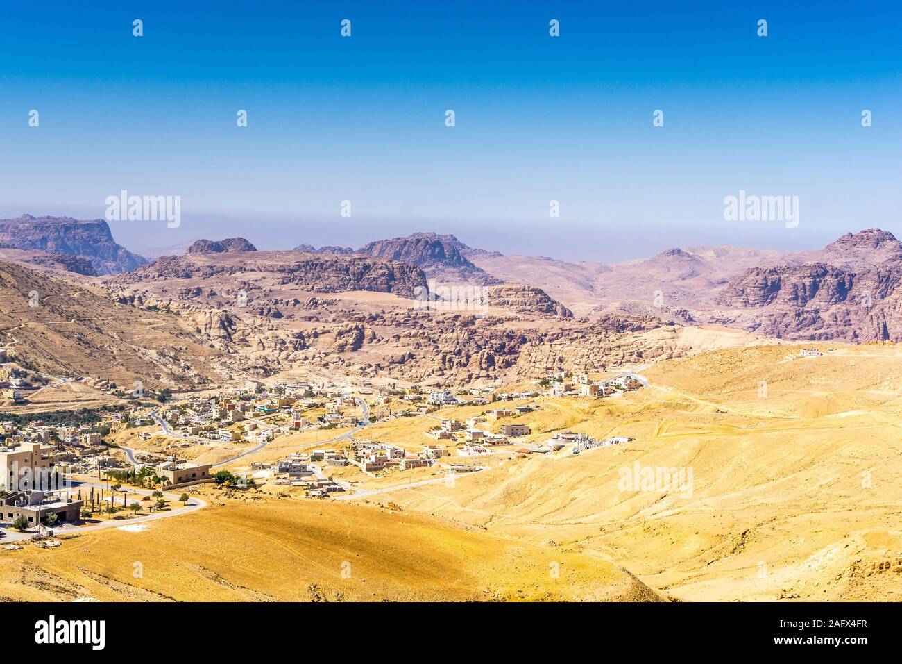 Wadi Musa piccola città nel deserto vicino a Petra, Giordania, Medio Oriente Foto Stock