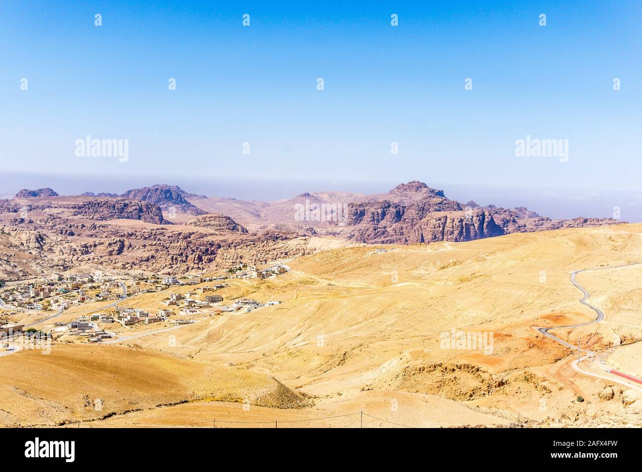 Wadi Musa piccola città nel deserto vicino a Petra, Giordania, Medio Oriente Foto Stock