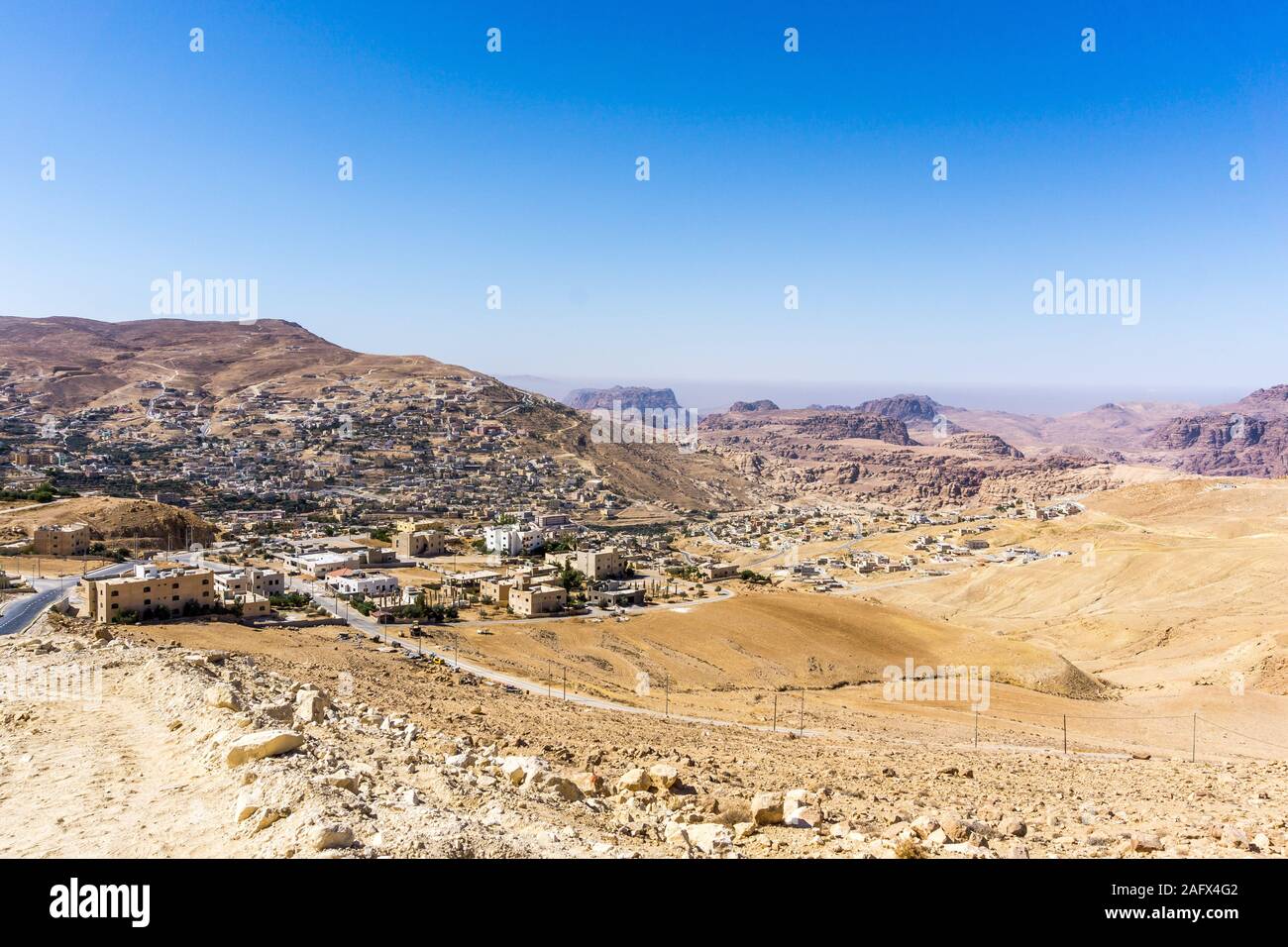 Wadi Musa piccola città nel deserto vicino a Petra, Giordania, Medio Oriente Foto Stock