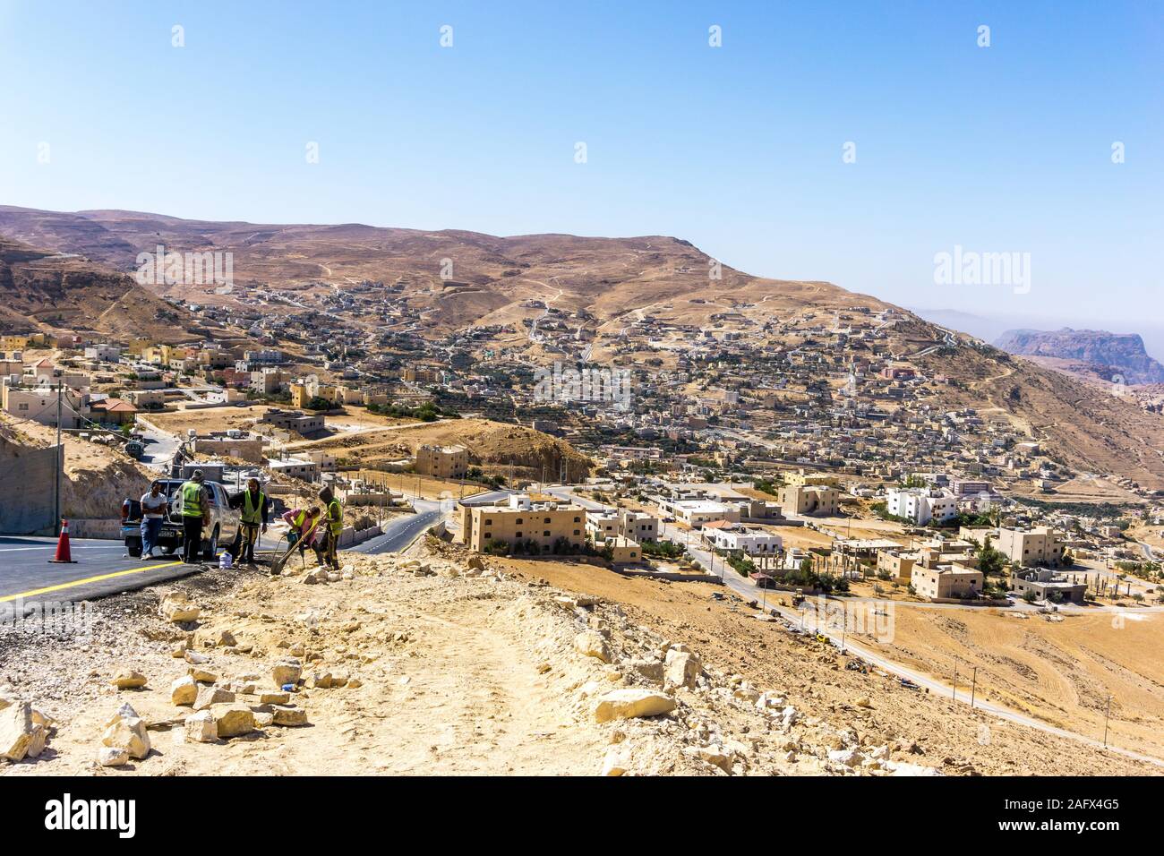 Le riparazioni stradali sulla strada di Wadi Musa piccola città nel deserto vicino a Petra, Giordania, Medio Oriente Foto Stock