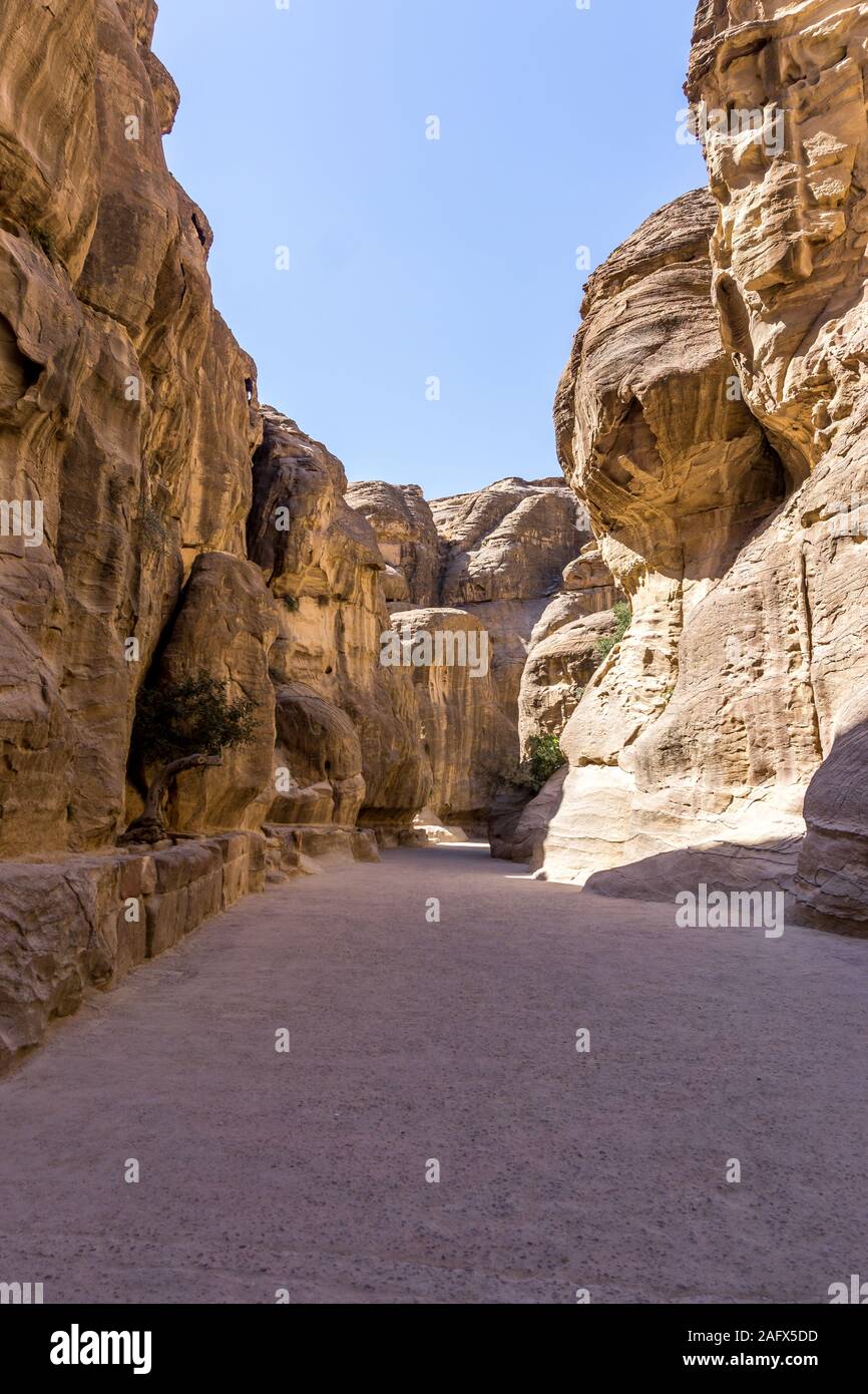 Il Siq che conduce a Nabataean sito archeologico di Petra, elencato come patrimonio mondiale dall' UNESCO, Giordania, Medio Oriente Foto Stock