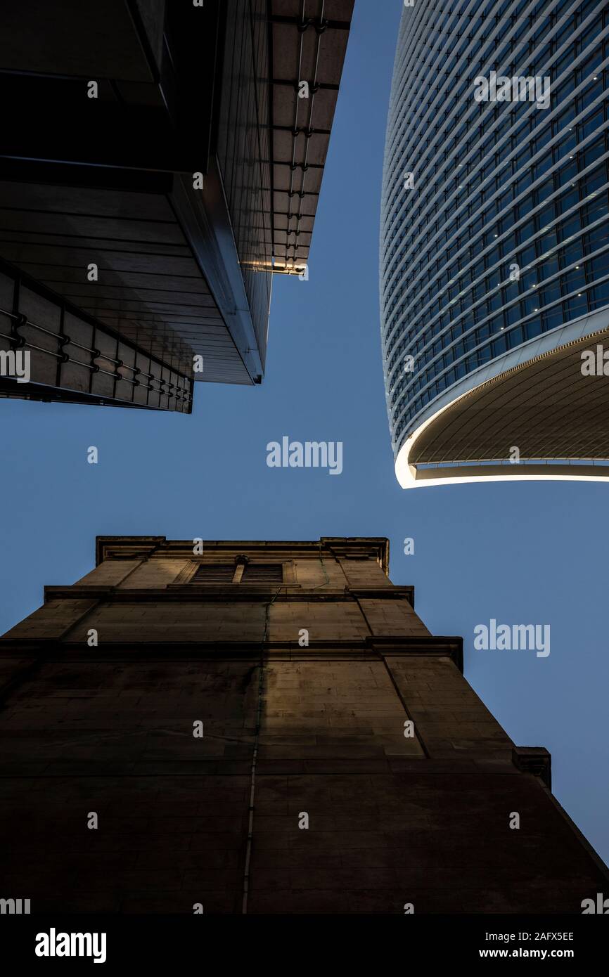 Grattacieli sulla corsia di Piantagione incluso il "walkie talkie' edificio dominano la città di Londra nel cuore finanziario di Londra, in Inghilterra, Regno Unito Foto Stock