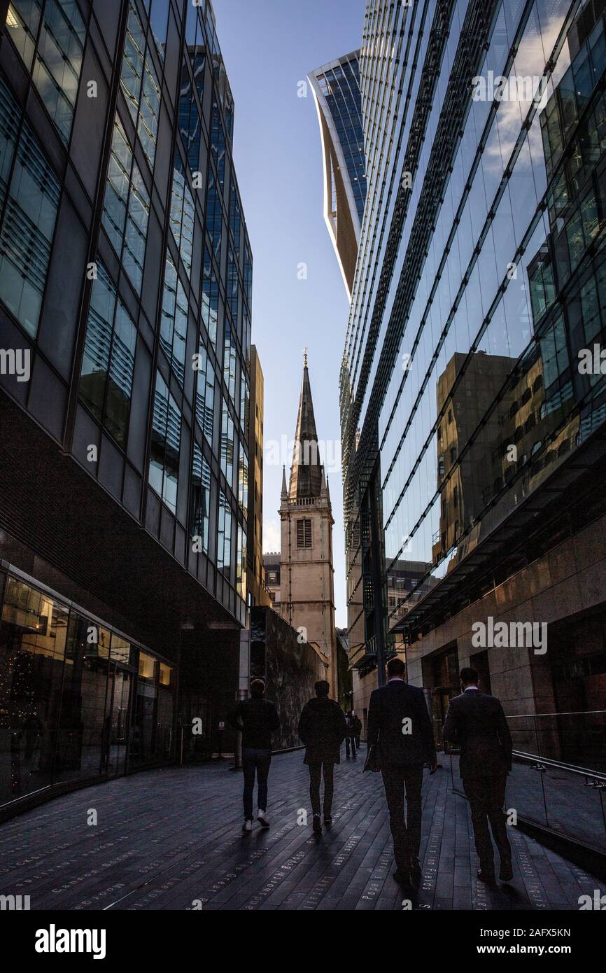 Grattacieli sulla corsia di Piantagione incluso il "walkie talkie' edificio dominano la città di Londra nel cuore finanziario di Londra, in Inghilterra, Regno Unito Foto Stock