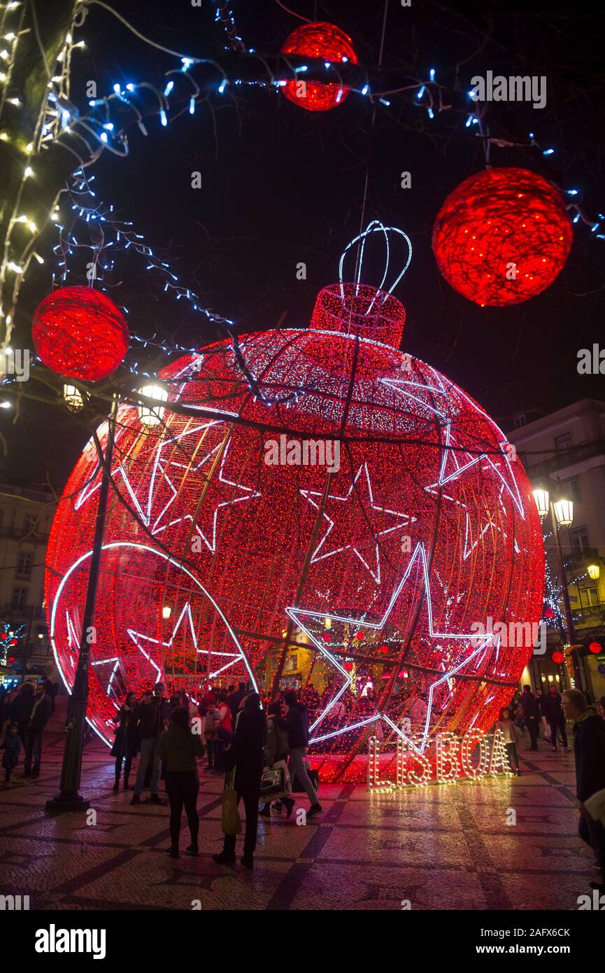 Lisbona, Portogallo - circa dicembre, 2019: le persone si radunano per prendere selfies davanti le decorazioni di Natale Illuminazione di Luiz cammei piazza di sera Foto Stock