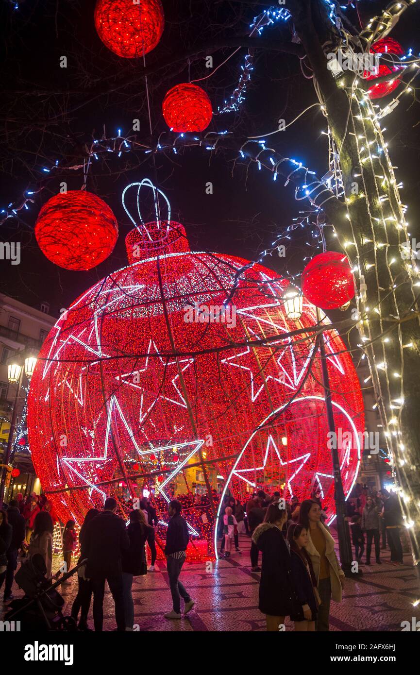 Lisbona, Portogallo - circa dicembre, 2019: le persone si radunano per prendere selfies davanti le decorazioni di Natale Illuminazione di Luiz cammei piazza di sera Foto Stock