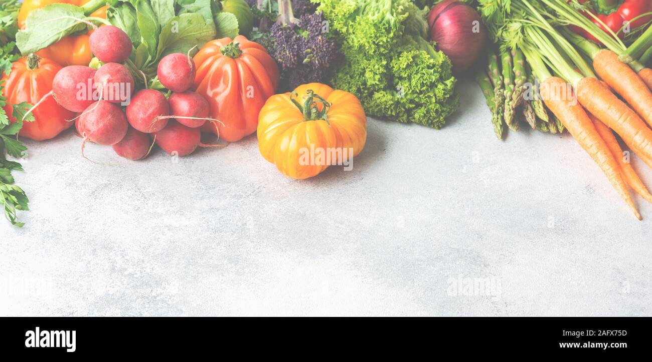 Ortaggi freschi su off lo sfondo bianco, tonica, lunga foto banner, copiare lo spazio per testo, il fuoco selettivo Foto Stock