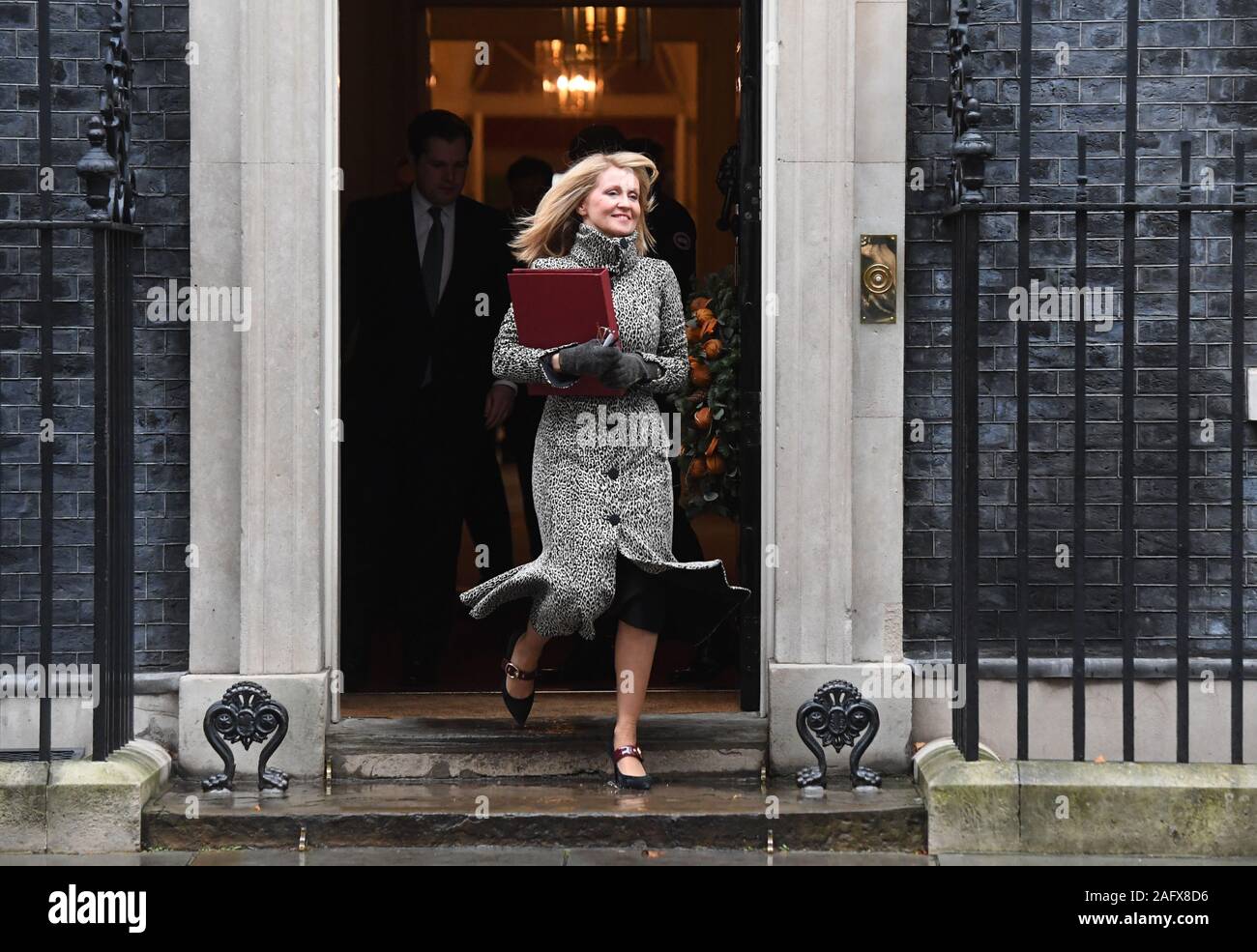Ministro di Stato per l'alloggiamento di Esther McVey lasciando Downing Street, Londra dopo aver partecipato alla prima riunione del gabinetto dopo che il Partito conservatore ha vinto le elezioni generali. Foto di PA. Picture Data: martedì 17 dicembre, 2019. Vedere PA storia politica Tories. Foto di credito dovrebbe leggere: Kirsty O'Connor/PA FILO Foto Stock