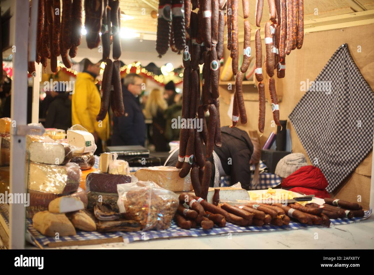 Salumi, formaggi e salumi appendere in vendita su una bancarella al mercato natalizio di Praga. Praga, Repubblica Ceca. Dicembre 2019. Foto Stock