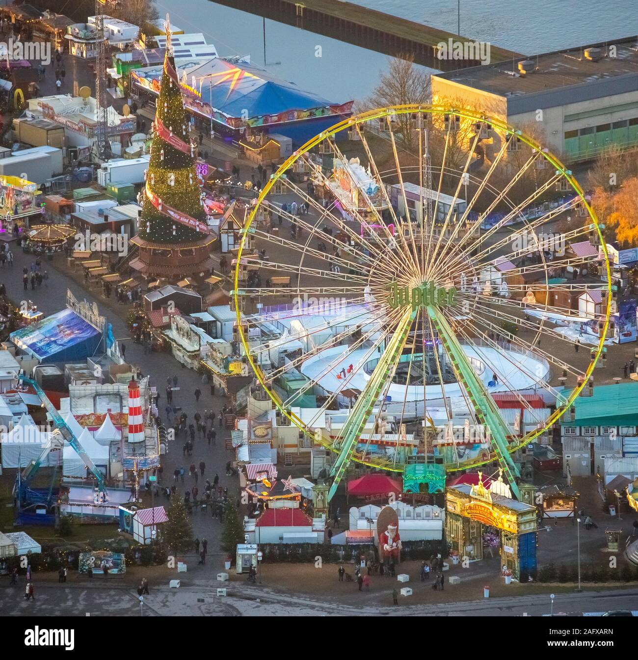 Vista aerea del Cranger la magia del Natale, Herne mercatino di Natale, mobile albero di Natale, ruota panoramica Ferris, Crange, Herne, la zona della Ruhr, Nord Rhine-Westpha Foto Stock