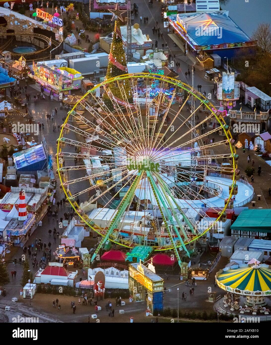 Vista aerea del Cranger la magia del Natale, Herne mercatino di Natale, mobile albero di Natale, ruota panoramica Ferris, Crange, Herne, la zona della Ruhr, Nord Rhine-Westpha Foto Stock