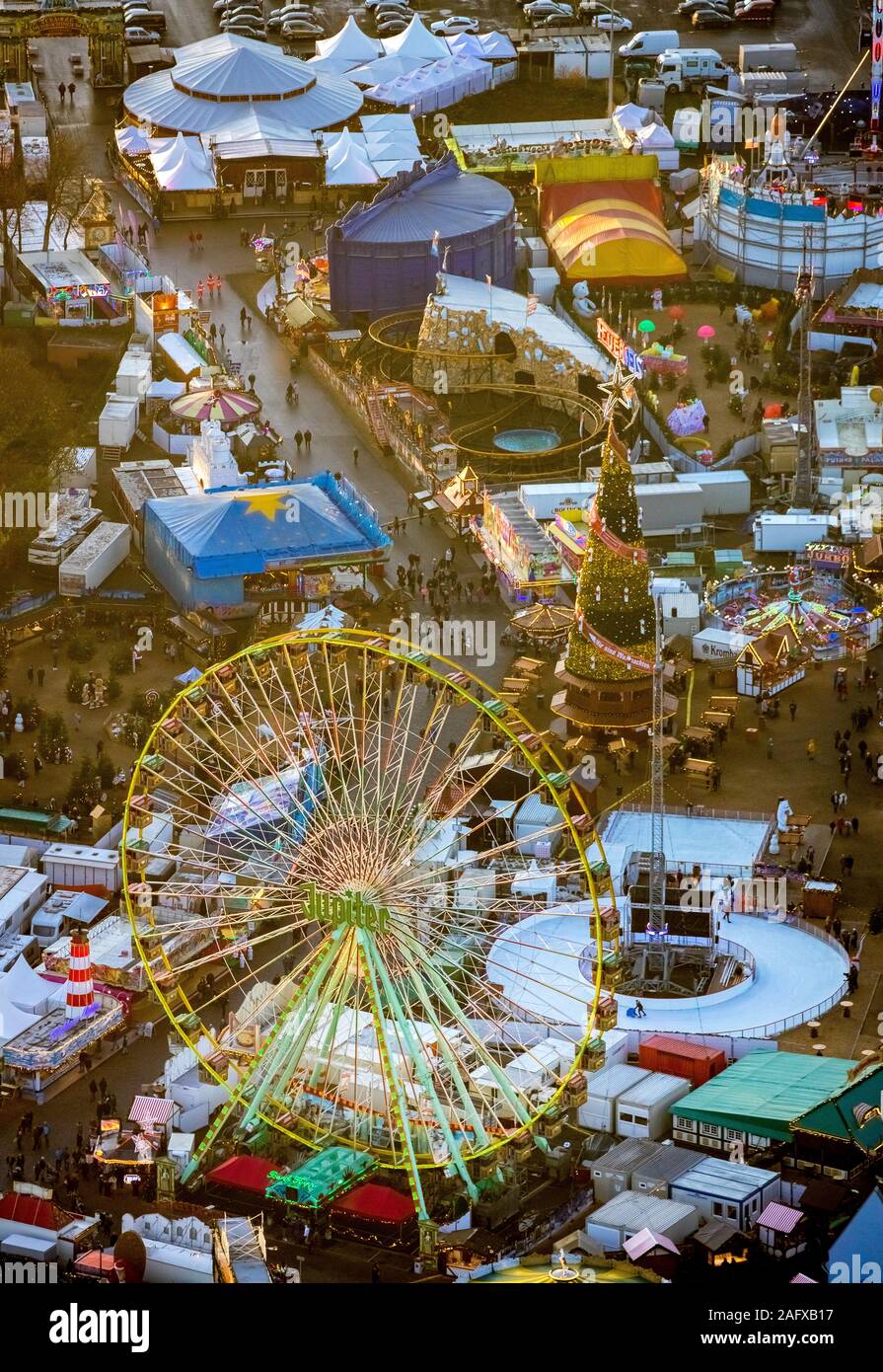 Vista aerea del Cranger la magia del Natale, Herne mercatino di Natale, mobile albero di Natale, ruota panoramica Ferris, Crange, Herne, la zona della Ruhr, Nord Rhine-Westpha Foto Stock
