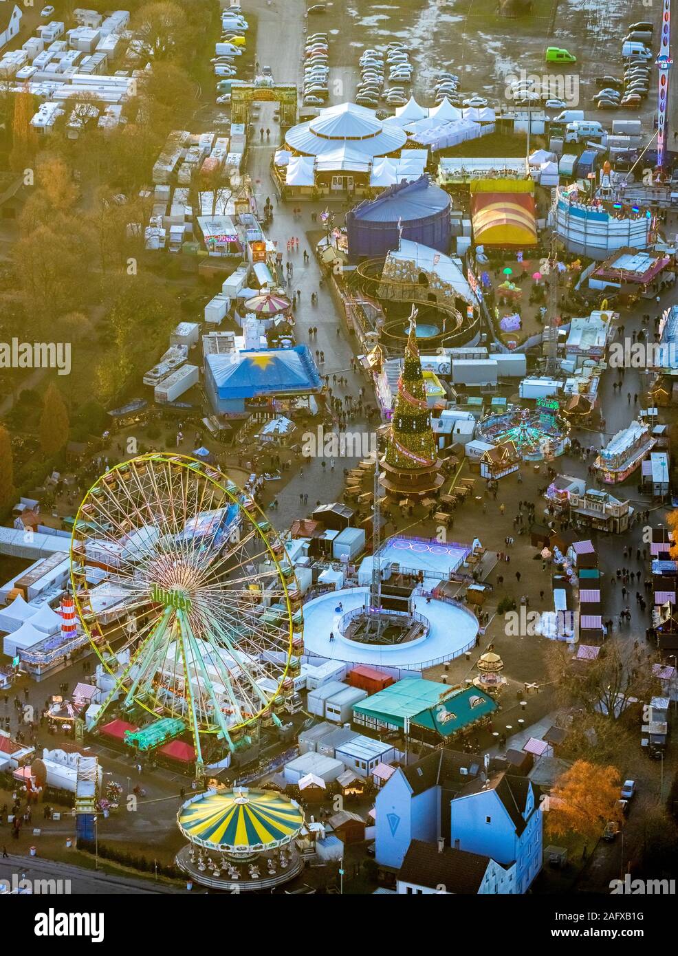 Vista aerea del Cranger la magia del Natale, Herne mercatino di Natale, mobile albero di Natale, ruota panoramica Ferris, Crange, Herne, la zona della Ruhr, Nord Rhine-Westpha Foto Stock