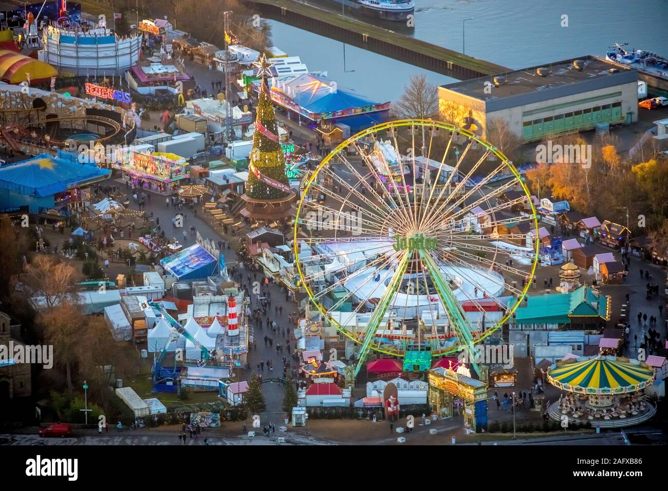 Vista aerea del Cranger la magia del Natale, Herne mercatino di Natale, mobile albero di Natale, ruota panoramica Ferris, Crange, Herne, la zona della Ruhr, Nord Rhine-Westpha Foto Stock