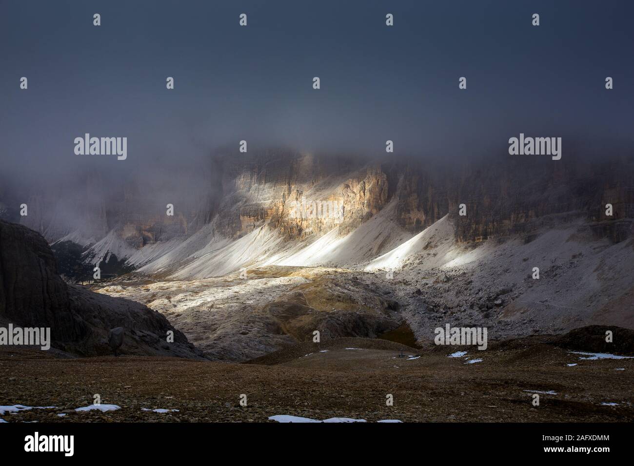 Luce del sole sulle pareti di montagna e grida. Il Gruppo Fanes (Fanis), Gran Lagazuoi. Le Dolomiti. Alpi Italiane. Europa. Foto Stock