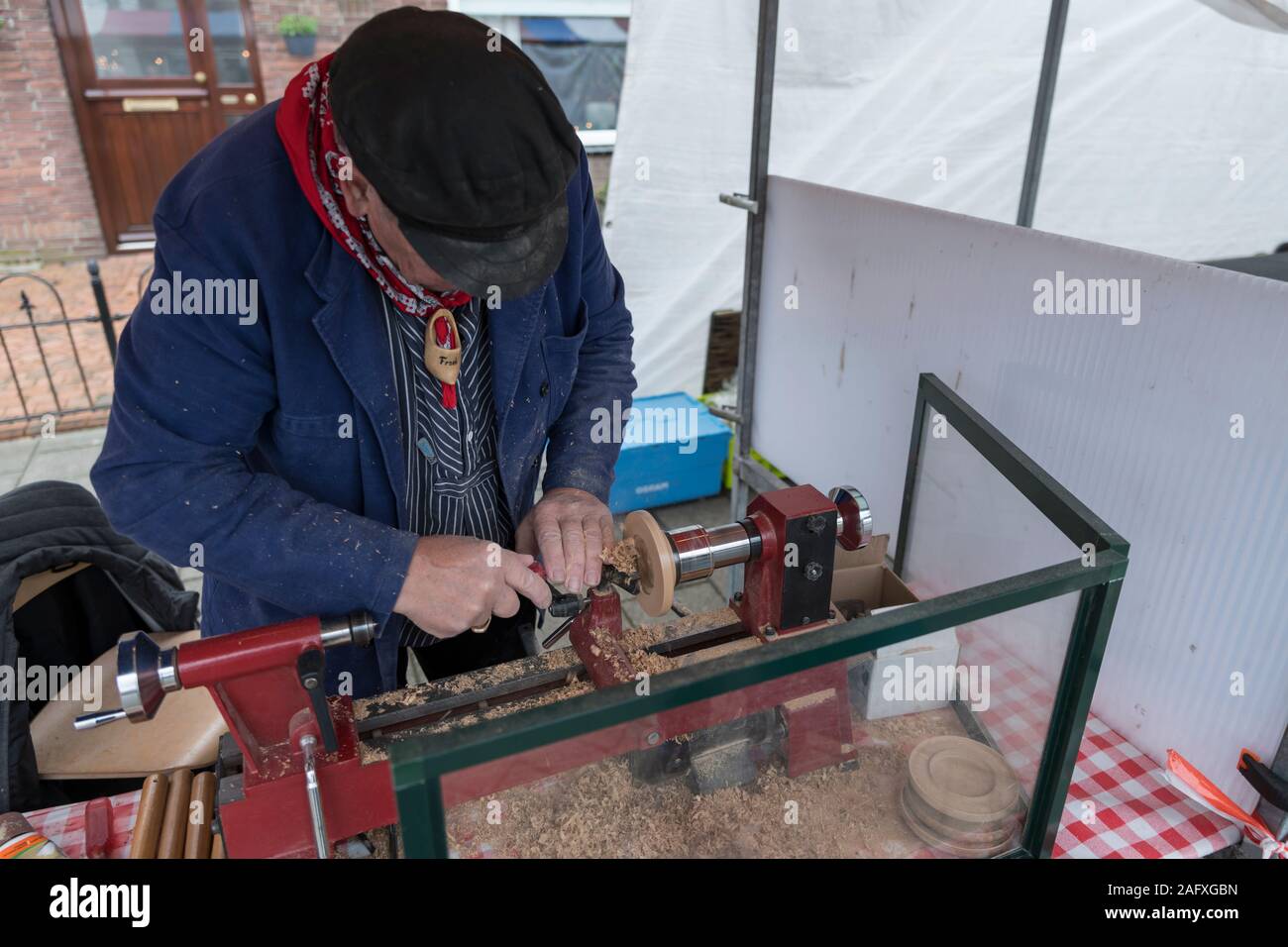 Pernis,14-12-2019:l'uomo girando in legno si erge a candela con uno scalpello su un tornio di legno in fiera a pernis, questa è una fiera annuale nel mese di dicembre Foto Stock