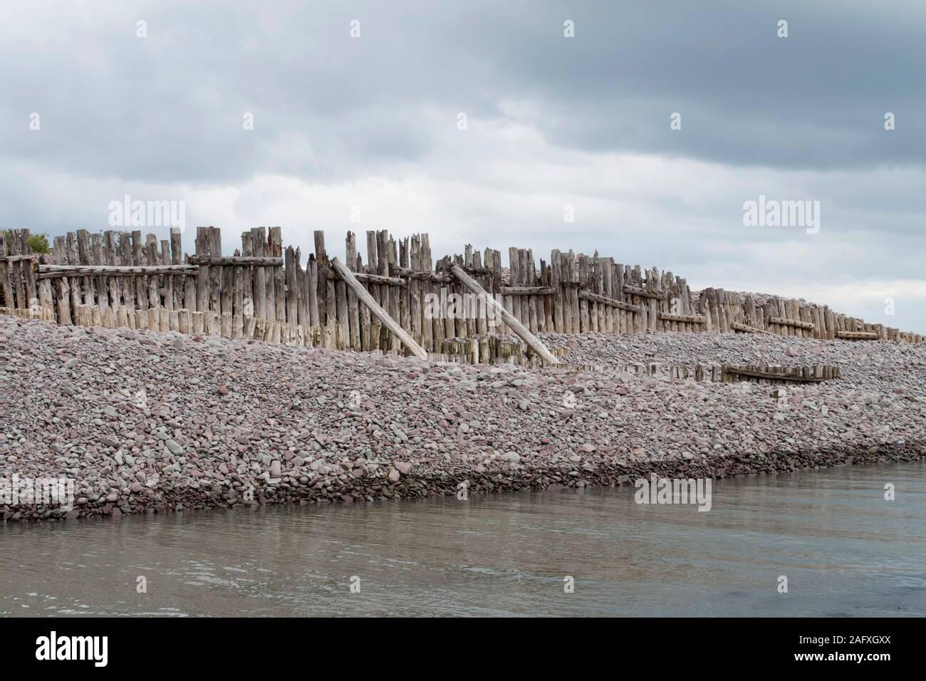 Vecchio legno sbiancato mare barriera di difesa Porlock Weir Foto Stock