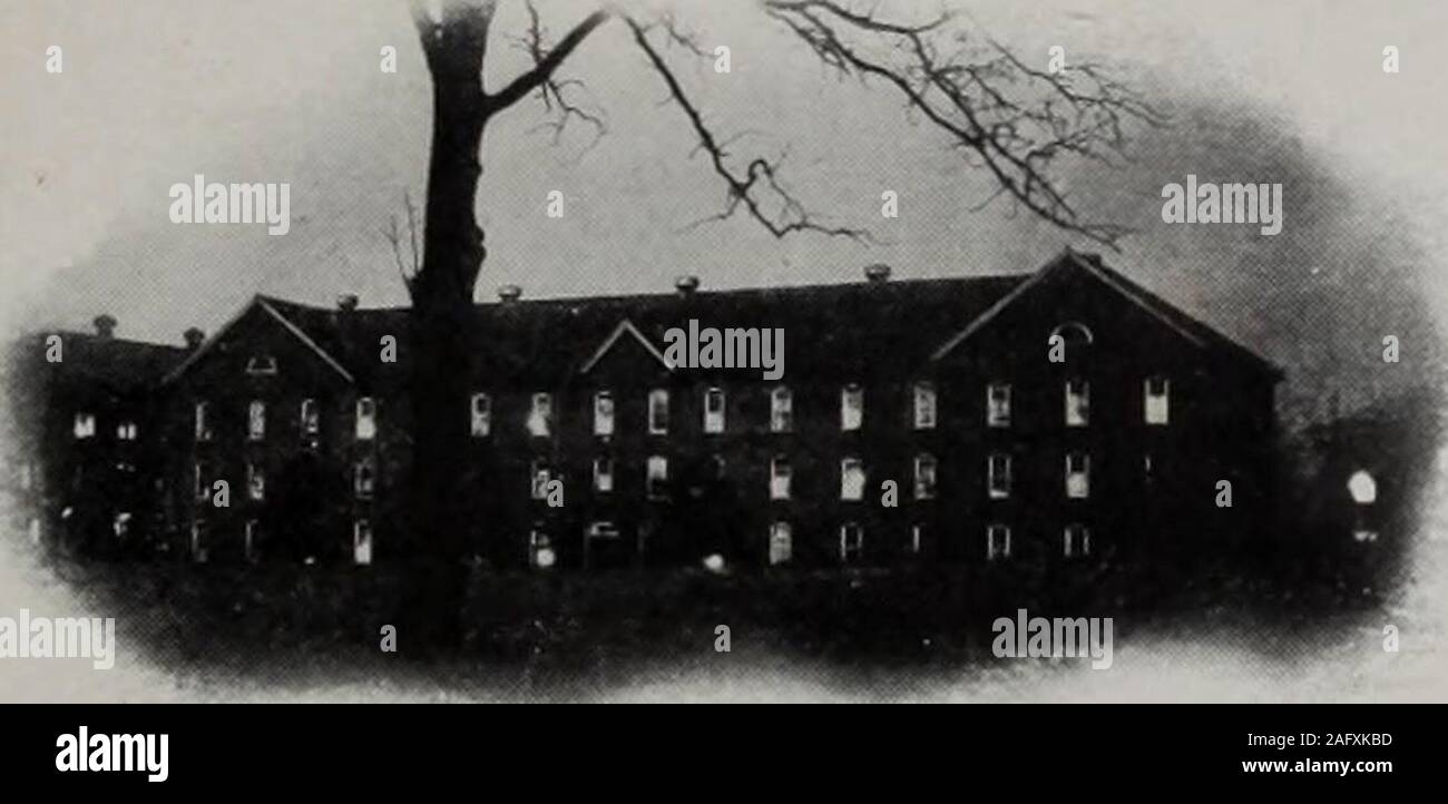 . Rubinetti. m le valli hillsand gonfiò la notizia in tutto il paese Clemsons thatone di 08 C'era. Le due classi opposte ha iniziato. La folla cheereditself rauca, canzoni sono state cantate da tese le gole, cappelli è andato highin l'aria. Banner-fazzoletti da naso e da taschino sventolato. Tutto crowdseemed avere impazziti. Vecchio 08 era tutto in un fremito di eccitare-mento. Il coursing del sangue che scorre nelle sue vene sembrava come caldo e come fieryas era di cinquanta anni fa. Ora, la vittoria sembrava andare al Sophs; ora, a theSeniors. Il Juniors allietate la Sophs.; la folla, gli anziani.Che cosa faranno? Chi può dire? Un povero compagno caduto Foto Stock