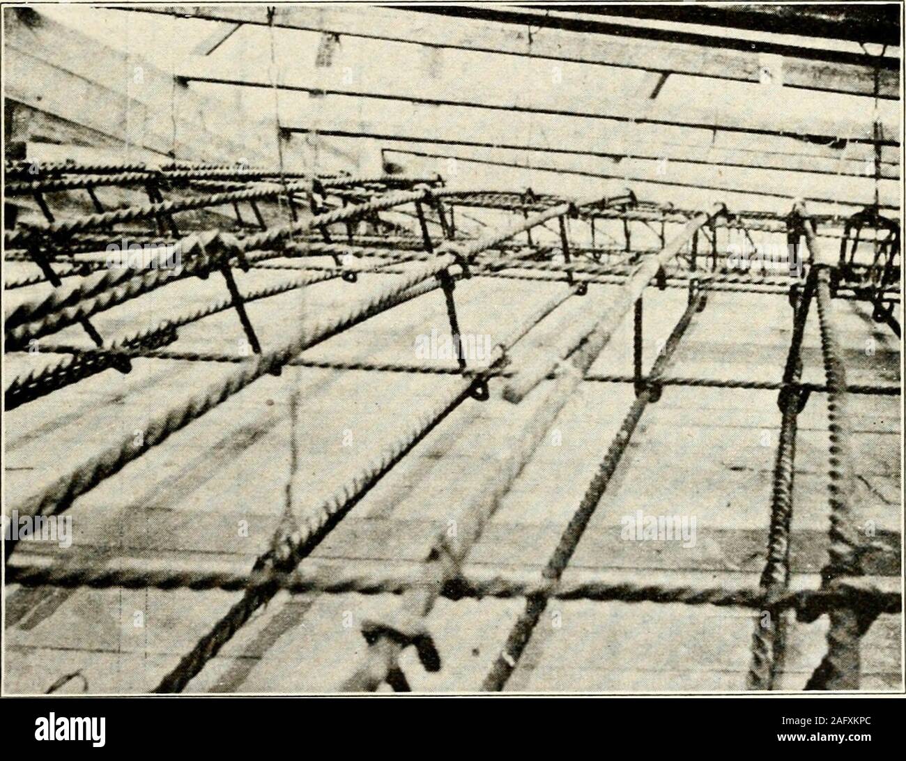 . Armour ingegnere. Fig. 1. Vista dei pali e Bents mostrante la disposizione. eretto su north end e è stato collegato anche con il mix-er da una pista di atterraggio. Con il materiale di scavo praticato il dumping a eachend del ponte i contraenti erano molto spesso in crampedquarters. Gennaio 1910] Penn: Ponte di arco concreto 101 lungo il lato est del ponte e 18 pollici da itsface sono le due uscite di overflow della Kedzie Avenue di fognature.Queste uscite sono collegate da un sifone cinque piedi* indiameter sotto l'Illinois e Michigan Canal. Il terreno in questa località è un argilla blu mescolato con un greatdeal di Foto Stock