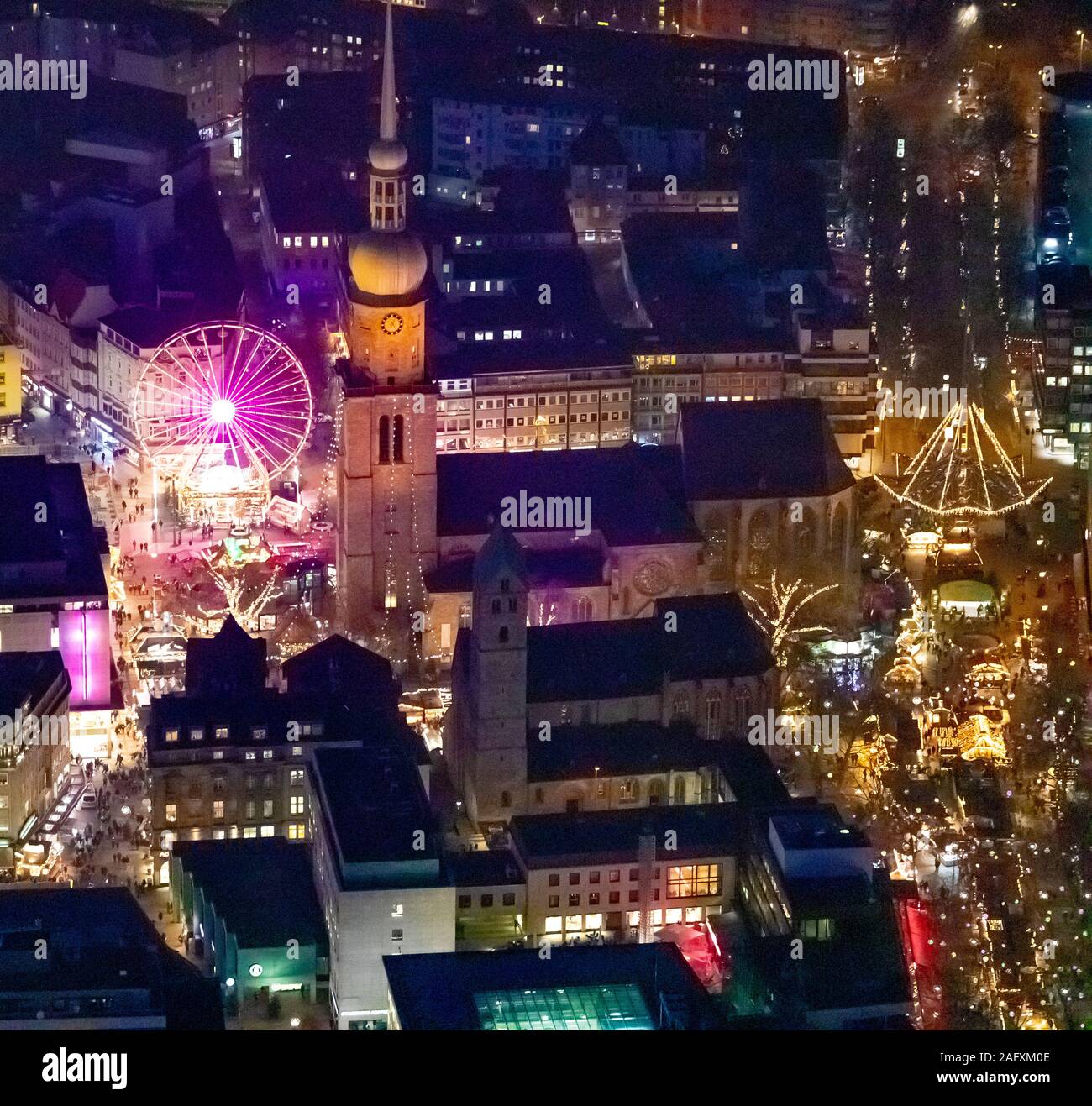 Foto aerea, mercato di Natale di Dortmund tra Reinoldikirche e Hansamarkt, ruota panoramica Ferris, Dortmund, la zona della Ruhr, Renania settentrionale-Vestfalia, Germania, Dor Foto Stock