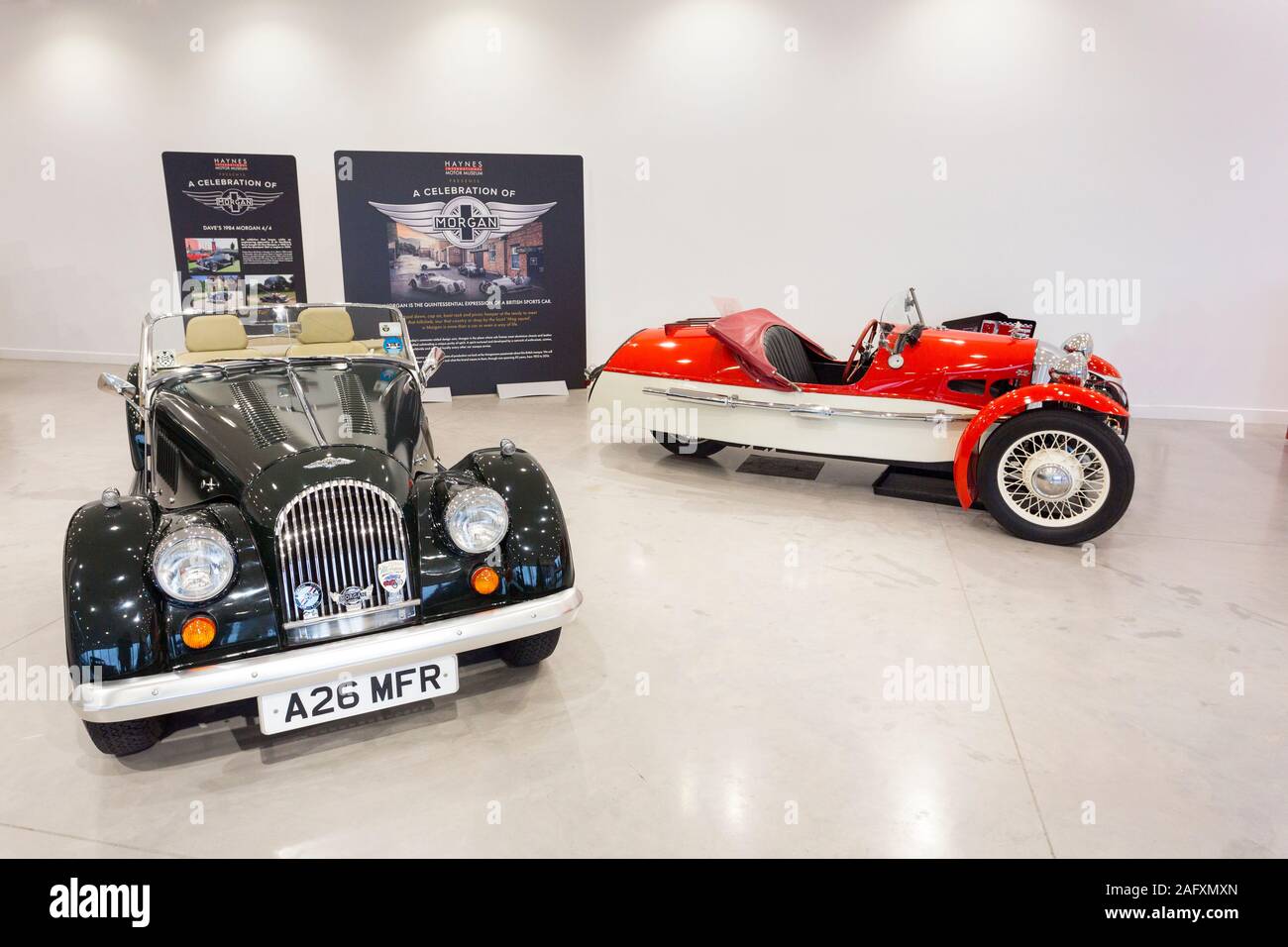 Un 1984 Morgan 4/4 e 1938 Morgan 3 wheeler nella celebrazione di Morgan mostra di Haynes International Motor Museum, Sparkford, Somerset, Regno Unito Foto Stock Un 1984 Morgan 4/4 e 1938 Morgan 3 wheeler nella celebrazione di Morgan mostra di Haynes International Motor Museum, Sparkford, Somerset, Regno Unito Foto Stock