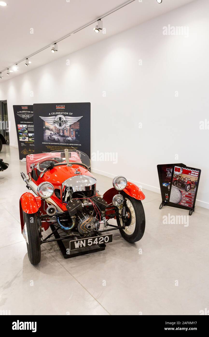 Un 1938 Morgan 3 wheeler nella celebrazione di Morgan mostra di Haynes International Motor Museum, Sparkford, Somerset, Regno Unito Foto Stock Un 1938 Morgan 3 wheeler nella celebrazione di Morgan mostra di Haynes International Motor Museum, Sparkford, Somerset, Regno Unito Foto Stock