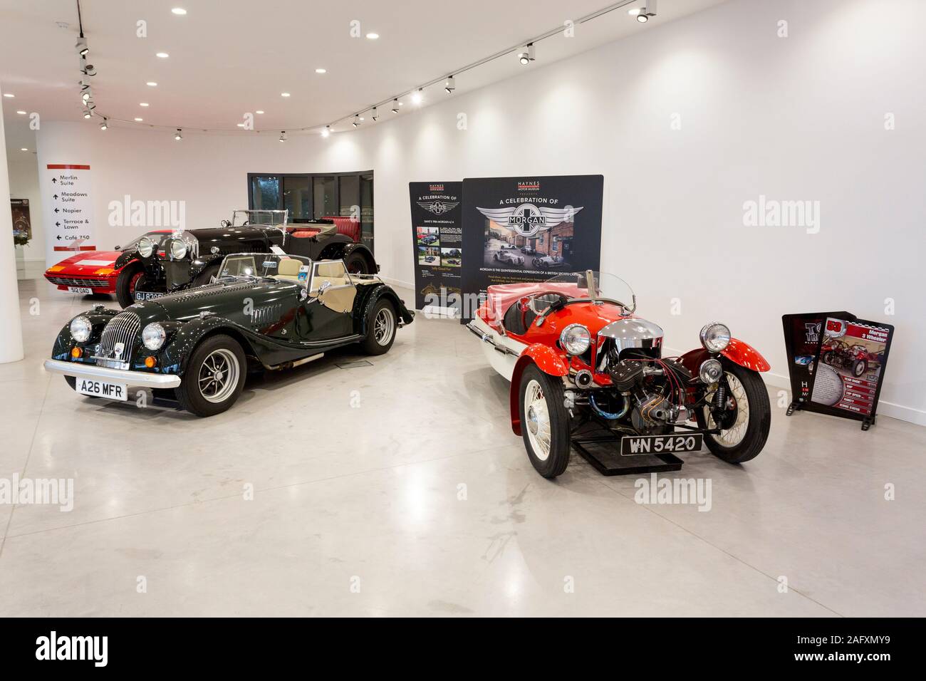 Un 1984 Morgan 4/4 e 1938 Morgan 3 wheeler nella celebrazione di Morgan mostra di Haynes International Motor Museum, Sparkford, Somerset, Regno Unito Foto Stock Un 1984 Morgan 4/4 e 1938 Morgan 3 wheeler nella celebrazione di Morgan mostra di Haynes International Motor Museum, Sparkford, Somerset, Regno Unito Foto Stock