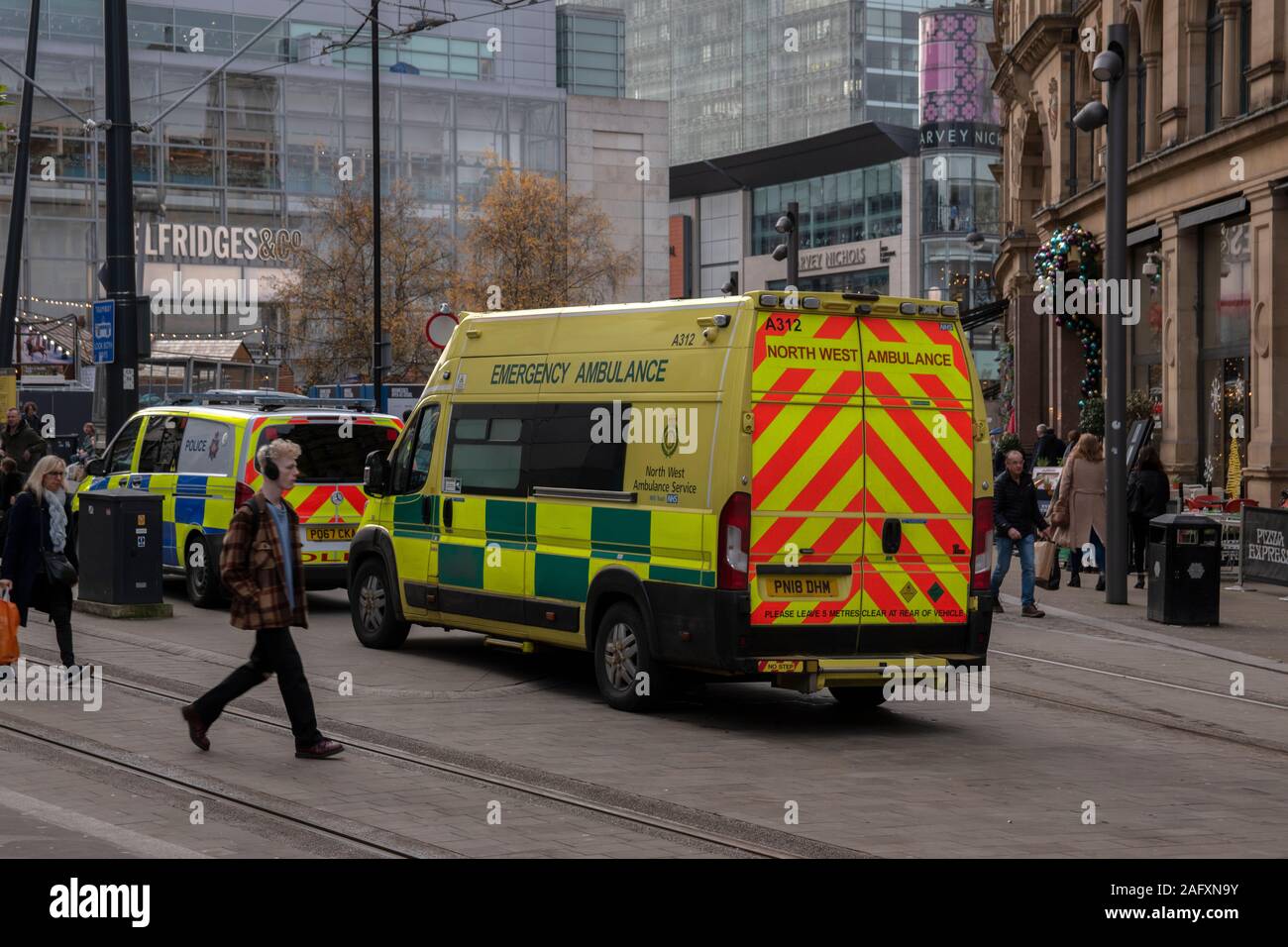 Ambulanza e auto della polizia a Manchester Inghilterra 2019 Foto Stock