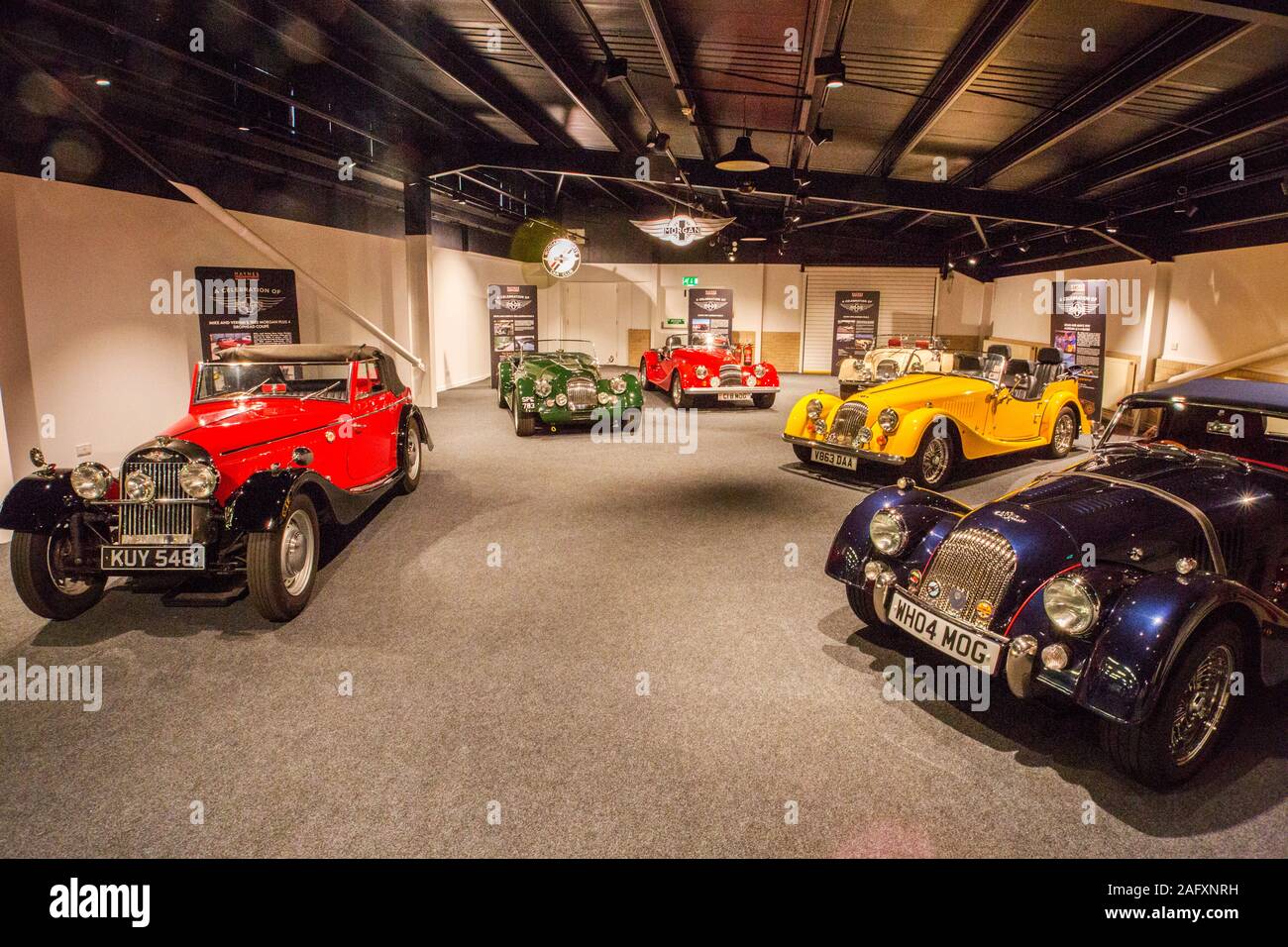 Una rara collezione di vari modelli colorati di Morgans nella celebrazione di Morgan mostra presso la Haynes Motor Museum, Sparkford, Somerset, Regno Unito Foto Stock