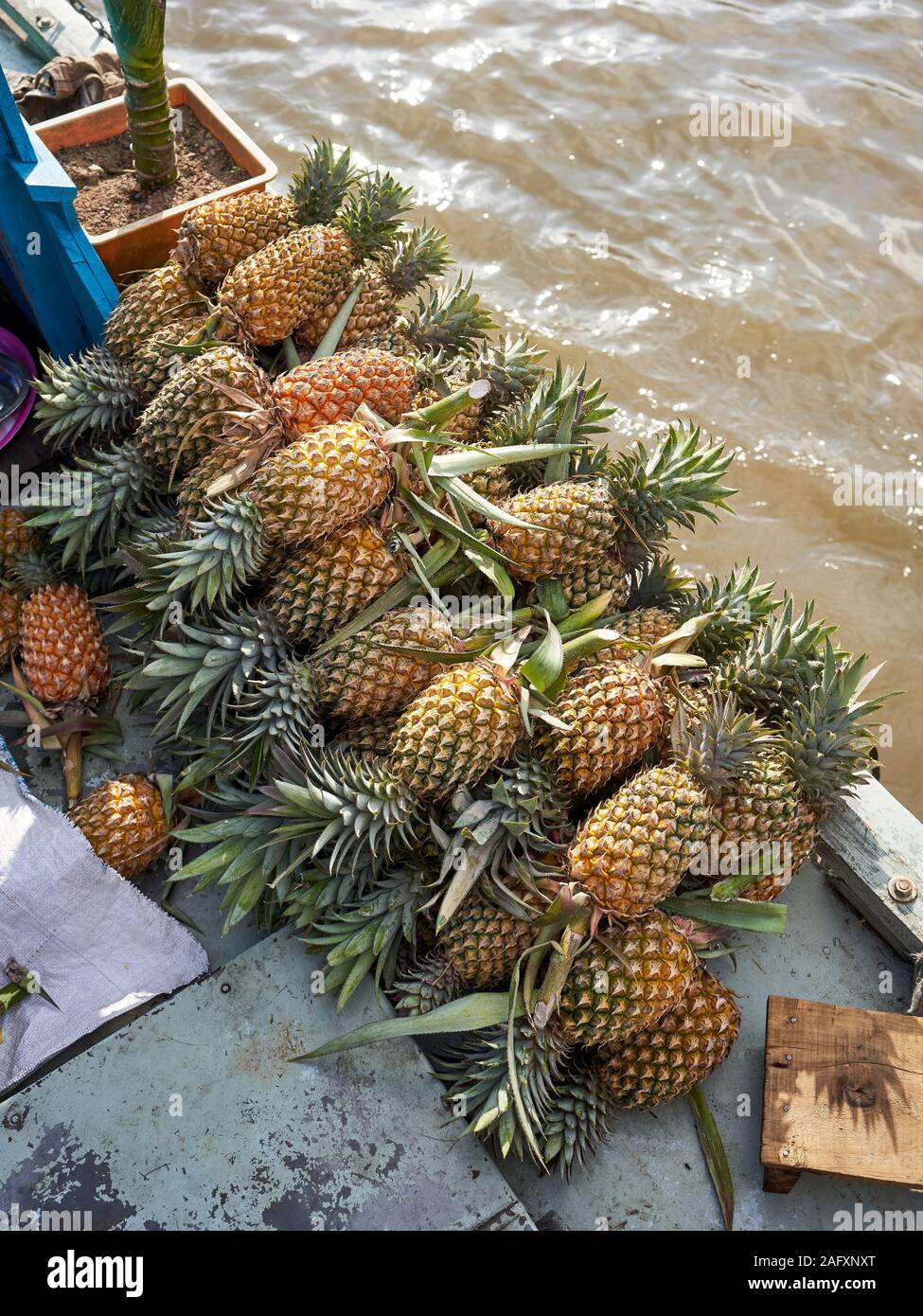Un mucchio di ananassi trovati su un tour in barca sul Delta del Mekong in Vietnam Foto Stock