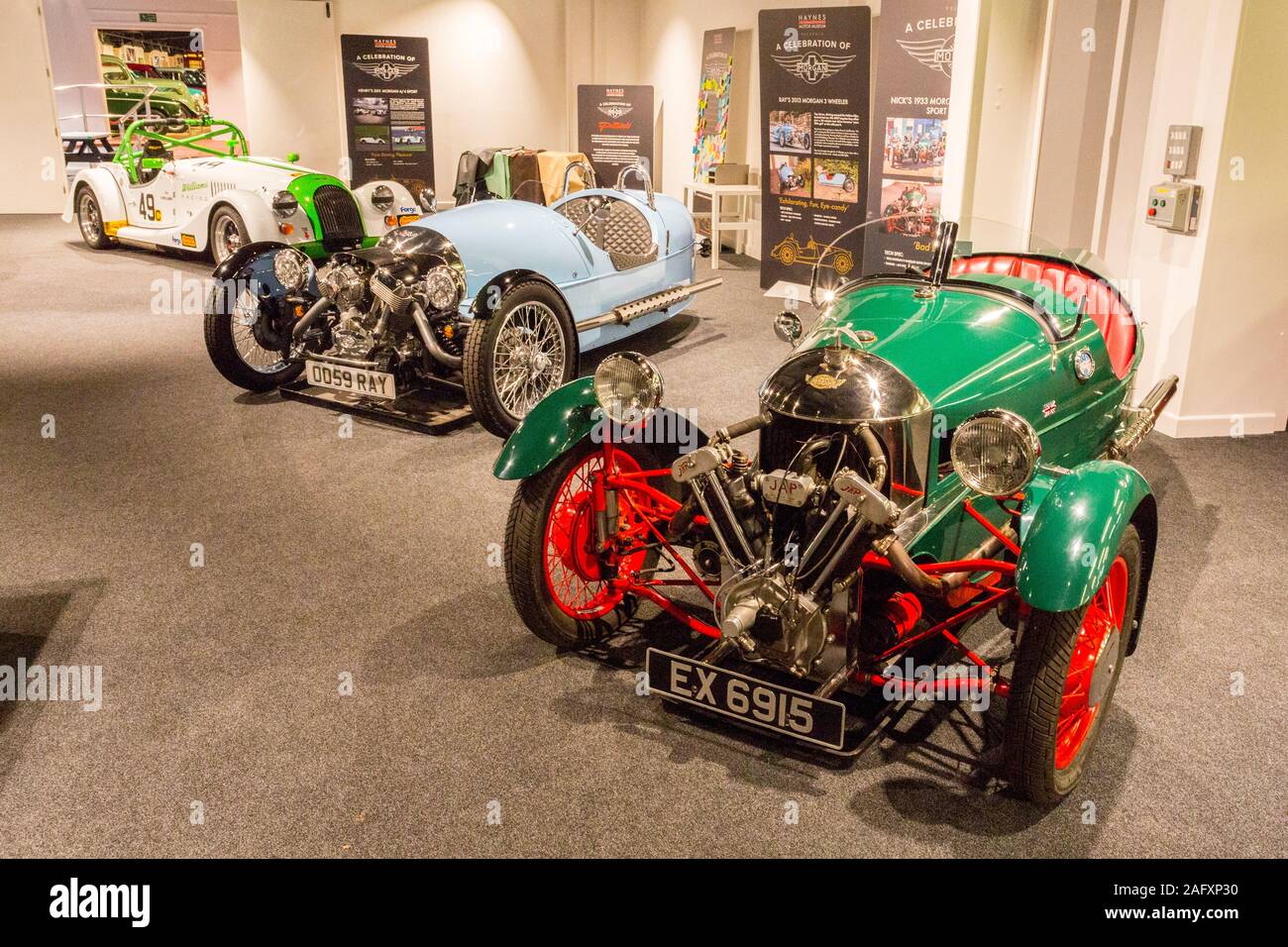 Due Morgan a 3 ruote con V motori raffreddati ad aria nella celebrazione di Morgan mostra di Haynes International Motor Museum, Sparkford, Somerset, Regno Unito Foto Stock