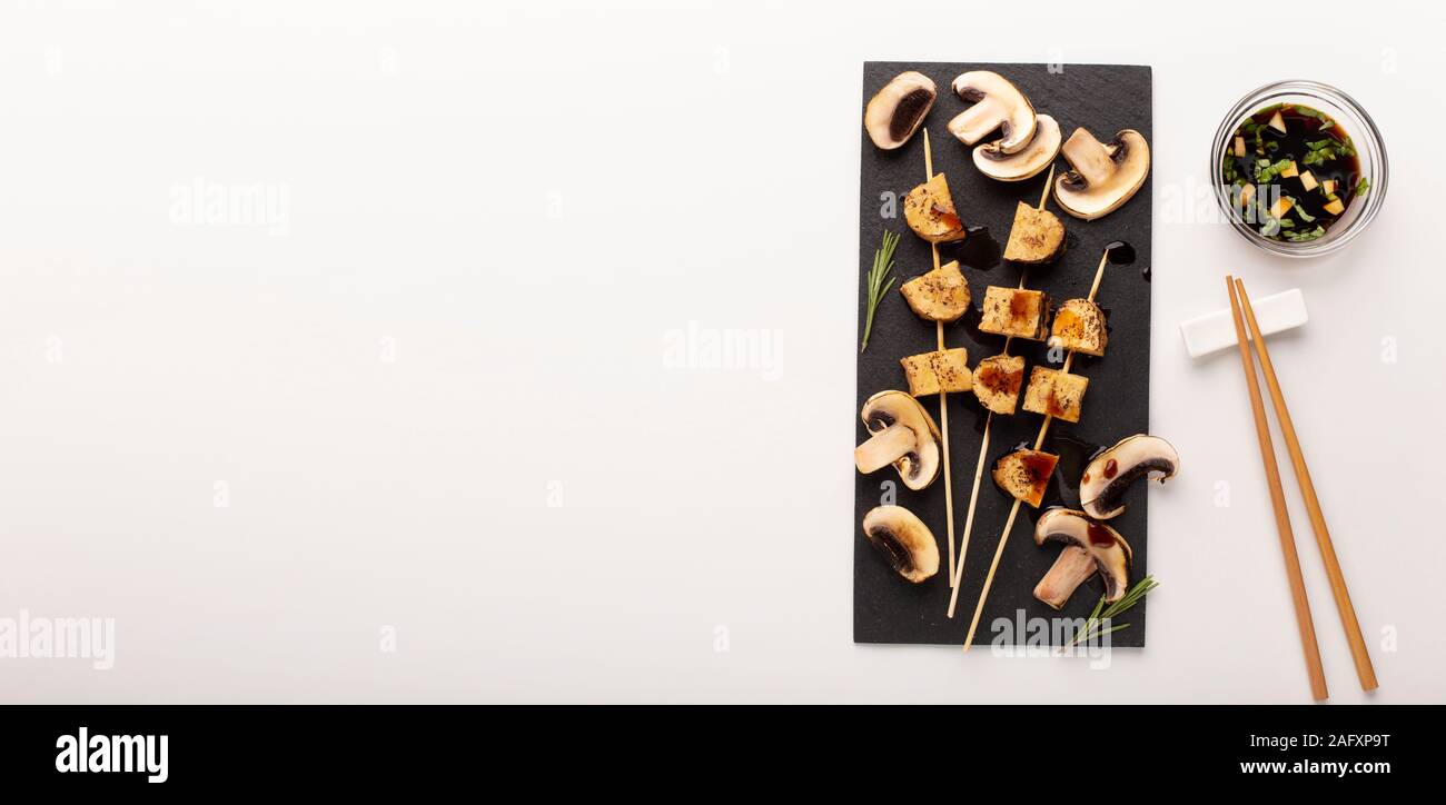 Sano tofu vegetariani spiedini con funghi alla griglia Foto Stock