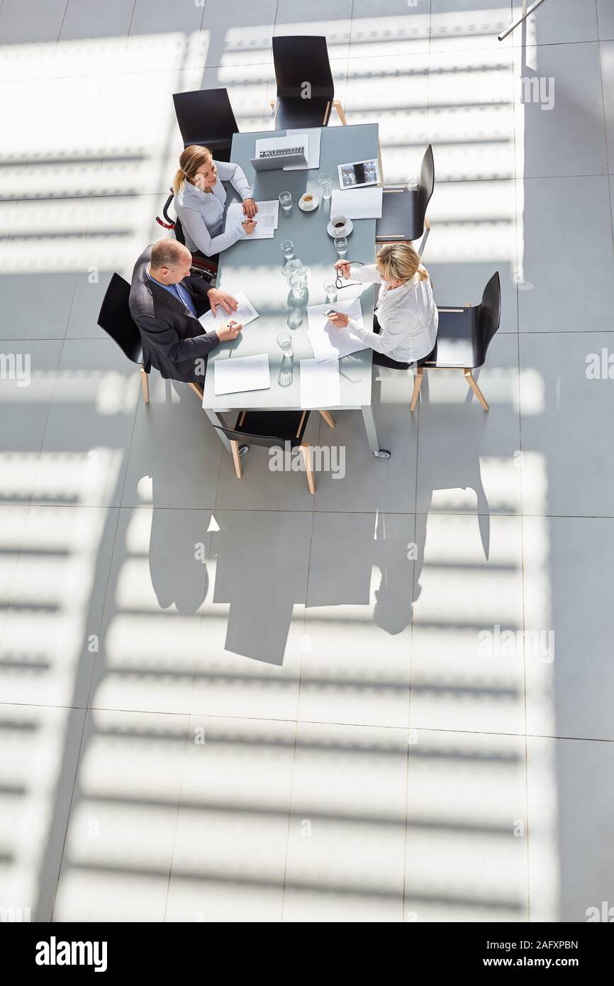 La gente di affari nella sala conferenze durante una riunione o una pianificazione di progetto Foto Stock