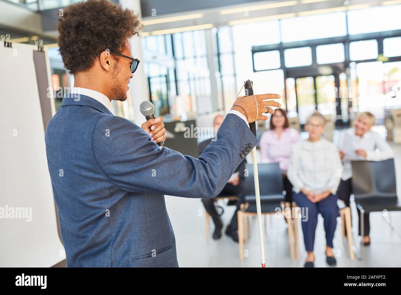 Blind uomo d'affari come un altoparlante o un life coach in occasione di una conferenza o congresso Foto Stock