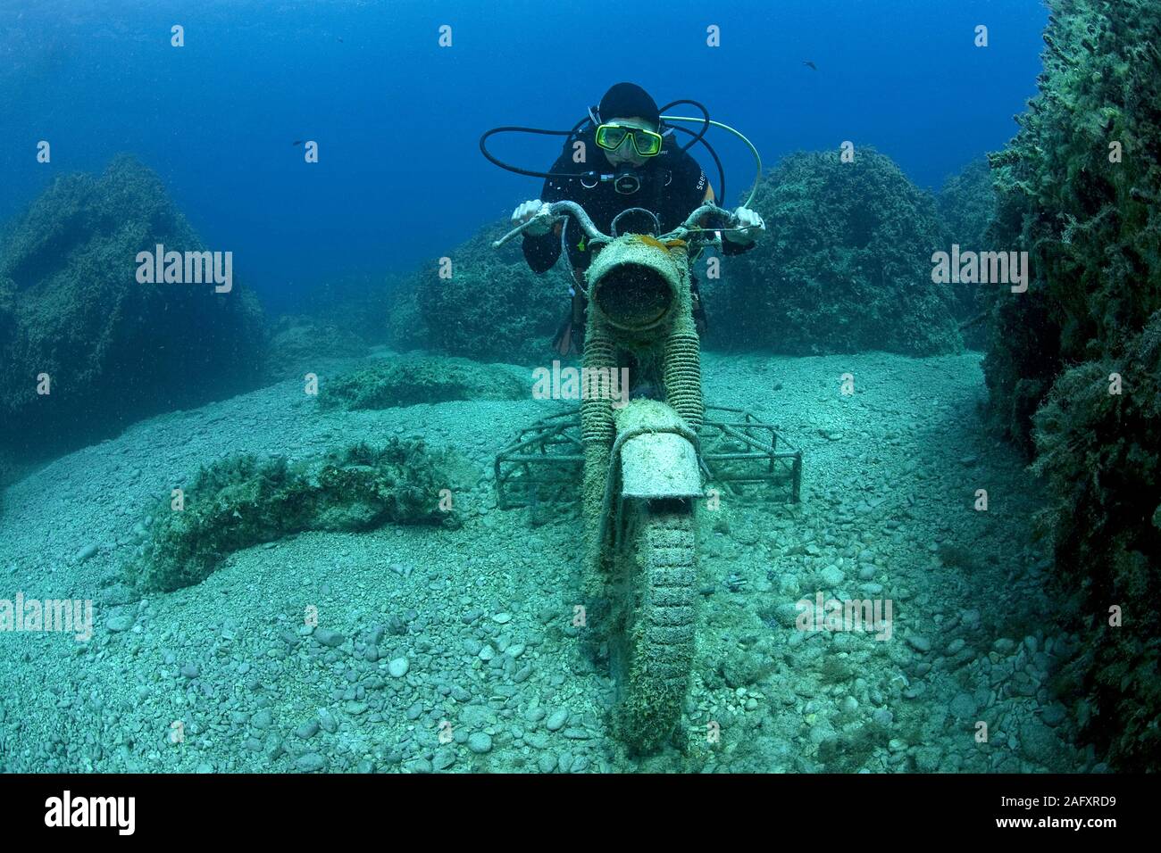 Scuba Diver su un motore sommerso bike, Zante Island, Grecia Foto Stock