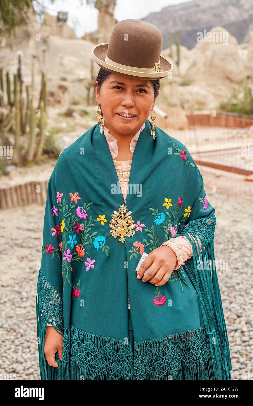 Signora boliviana con bombetta in scialle etnico immagini e fotografie  stock ad alta risoluzione - Alamy