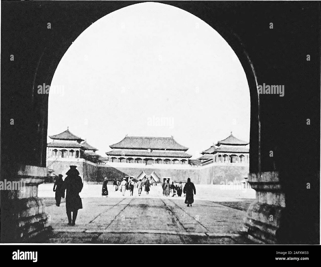 . Pechino : un sondaggio sociale condotta sotto egida della Princeton University Center in Cina e Pechino giovani uomini dell Associazione Cristiana. T AI HO TIEN. Imperial Sala del Trono nella Città Proibita. Le truppe sono parte del 10.000sfilavano nella Città Proibita per porcellane celebrazione dell'Armistizio, Novem-ber 28, 1918. GATEWAY per la Città Proibita. Con i suoi grandi cortili, il marmo bianco di balconi, in piastrelle di colore giallo, rosso-walled palazzi,la Città Proibita è stato un meraviglioso sito per porcellane celebrazione di theArmistice. Il carico del vecchio autoritarismo è stata la scena di esultanza della nuova democrazia. Foto Stock