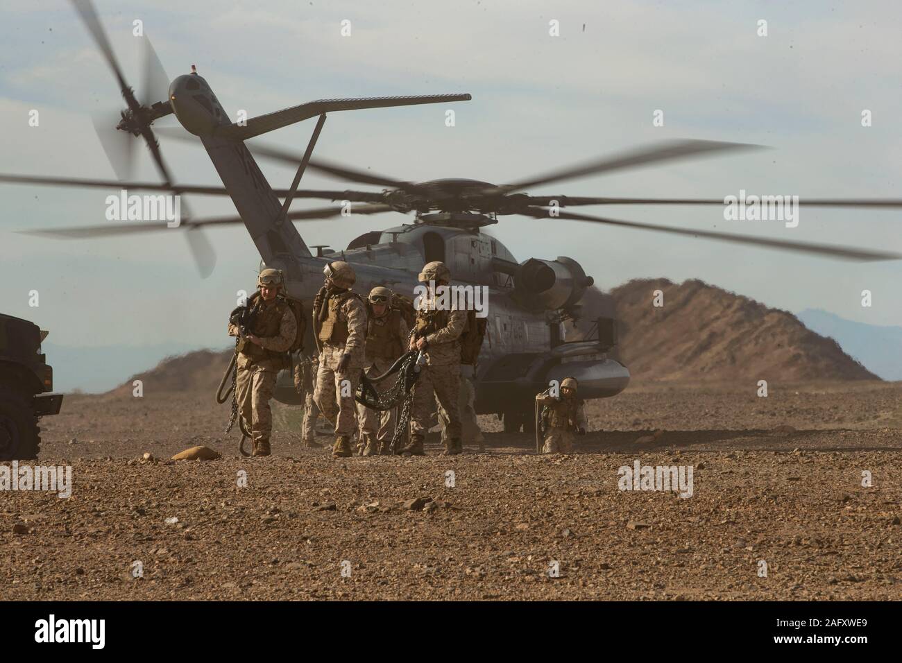 Stati Uniti Marines 2° Battaglione, xi reggimento Marini, 1° Divisione Marine, prepararsi a carico esternamente un M777 Obice su un CH-53E Super Stallion durante il cavaliere di acciaio 20 (SK20) al Marine Corps Air Station Yuma, Arizona, Dic 10, 2019. SK20 è stato progettato per testare la divisione la capacità di facilitare la Marine Air Ground Task Force a galla le operazioni a terra e al fine di assicurare la prima divisione Marine è pronto a condurre a piena scala delle operazioni in un ambiente impugnata contro un capace, vicino-peer avversario. (U.S. Marine Corps foto di Cpl. Jack C. Howell) Foto Stock