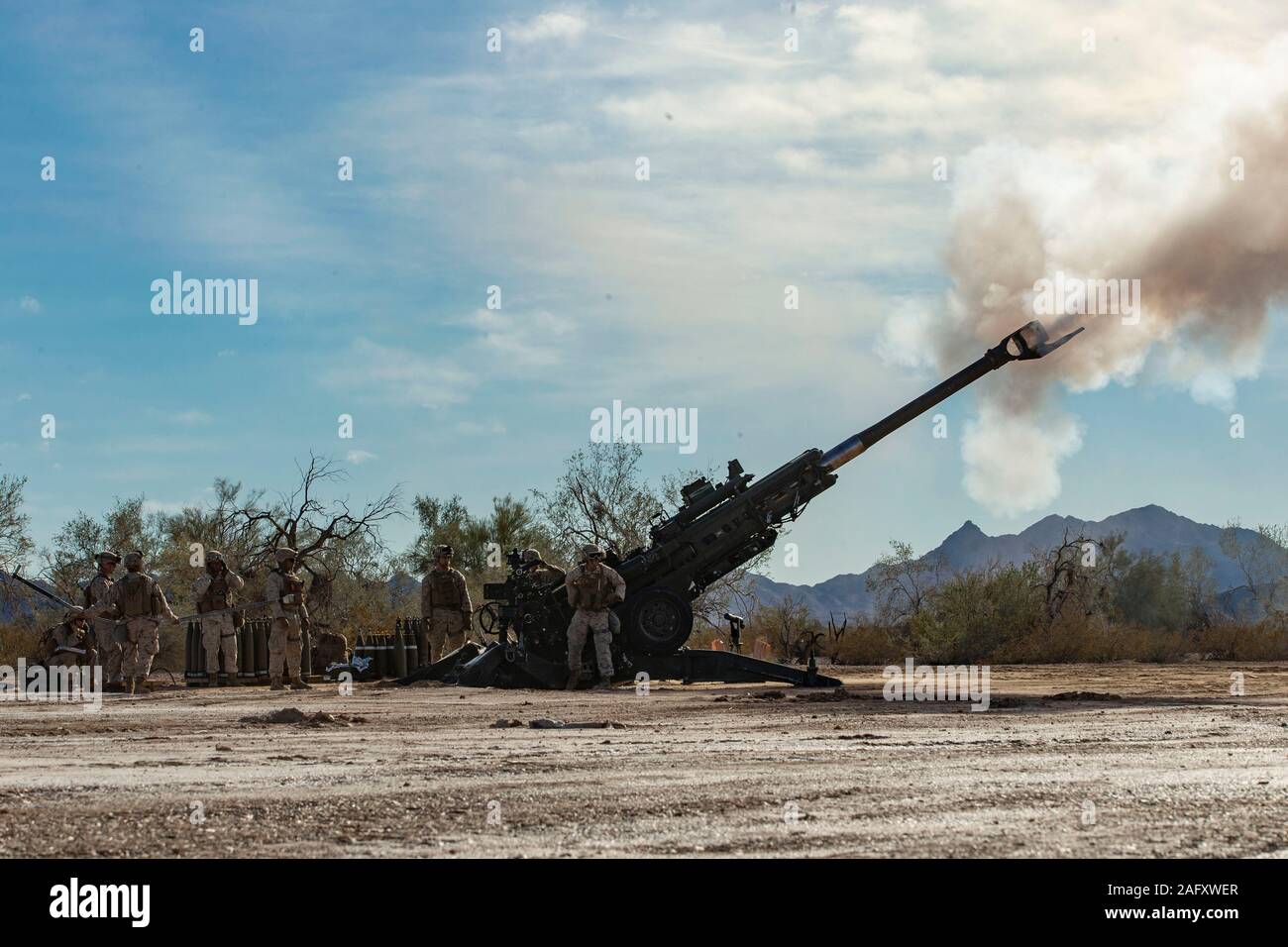 Stati Uniti Marines con 2° Battaglione, xi reggimento Marini, 1° Divisione Marine, il fuoco di un M777 Obice durante il cavaliere di acciaio 20 (SK20) al Marine Corps Air Station Yuma, Arizona, Dic 11, 2019. SK20 è stato progettato per testare la divisione la capacità di facilitare la Marine Air Ground Task Force a galla le operazioni a terra e al fine di assicurare la prima divisione Marine è pronto a condurre a piena scala delle operazioni in un ambiente impugnata contro un capace, vicino-peer avversario. (U.S. Marine Corps foto di Cpl. Jack C. Howell) Foto Stock