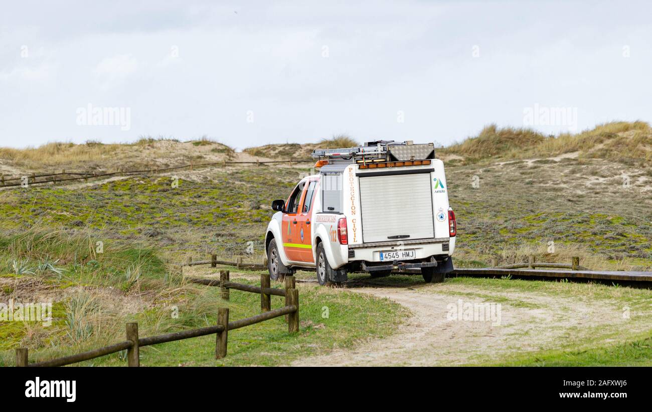 Coruna / Spagna - 15 dicembre 2019: Coast Guard rescue carrello su una spiaggia A Coruna Spagna Foto Stock