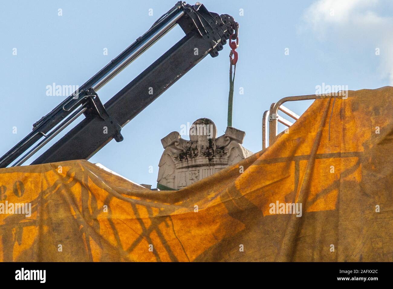 Gli operatori rimuovono il pre-scudo costituzionale dalla facciata della Guardia Civile sede di Noreña, Asturias.Il governo spagnolo ha chiesto i comuni di questo anno per rimuovere i simboli della dittatura di Franco che sono ancora nelle sue strade in modo tale che la legge della memoria storica del 2007 è soddisfatta. Foto Stock