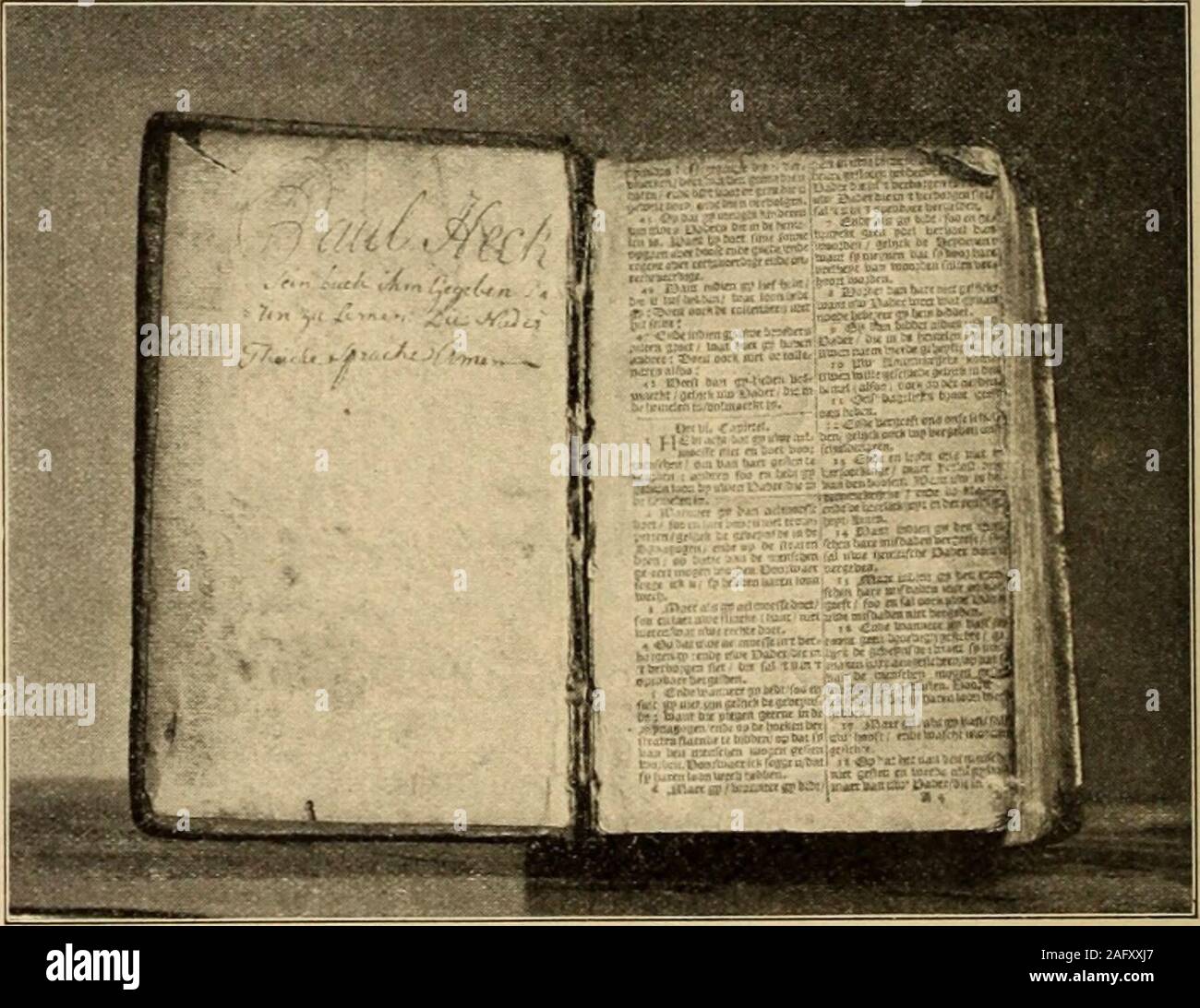 . La storia del Metodismo. PHILIP EMBURYS concordanza. A lui presentati dai metodisti di New York su hisremoval in aprile, 1770. Conservato nella biblioteca di theWesleyan Theological College, Montreal. 22 American Metodismo rimasto seduto da solo un giorno di agosto nel frutteto dietro hersons grande casa in pietra con il maestoso fiume San Lorenzo.i suoi occhi erano sui suoi mariti antico tedesco la Bibbia quale inher laici giro, ma i suoi pensieri erano lontani. Il suo piccolo grandsonfound la sua seduta così, ma la sua anima era passato a lui whogave. Questa donna, che tanto ha fatto per American Met-odism, giace sepolta nel Foto Stock