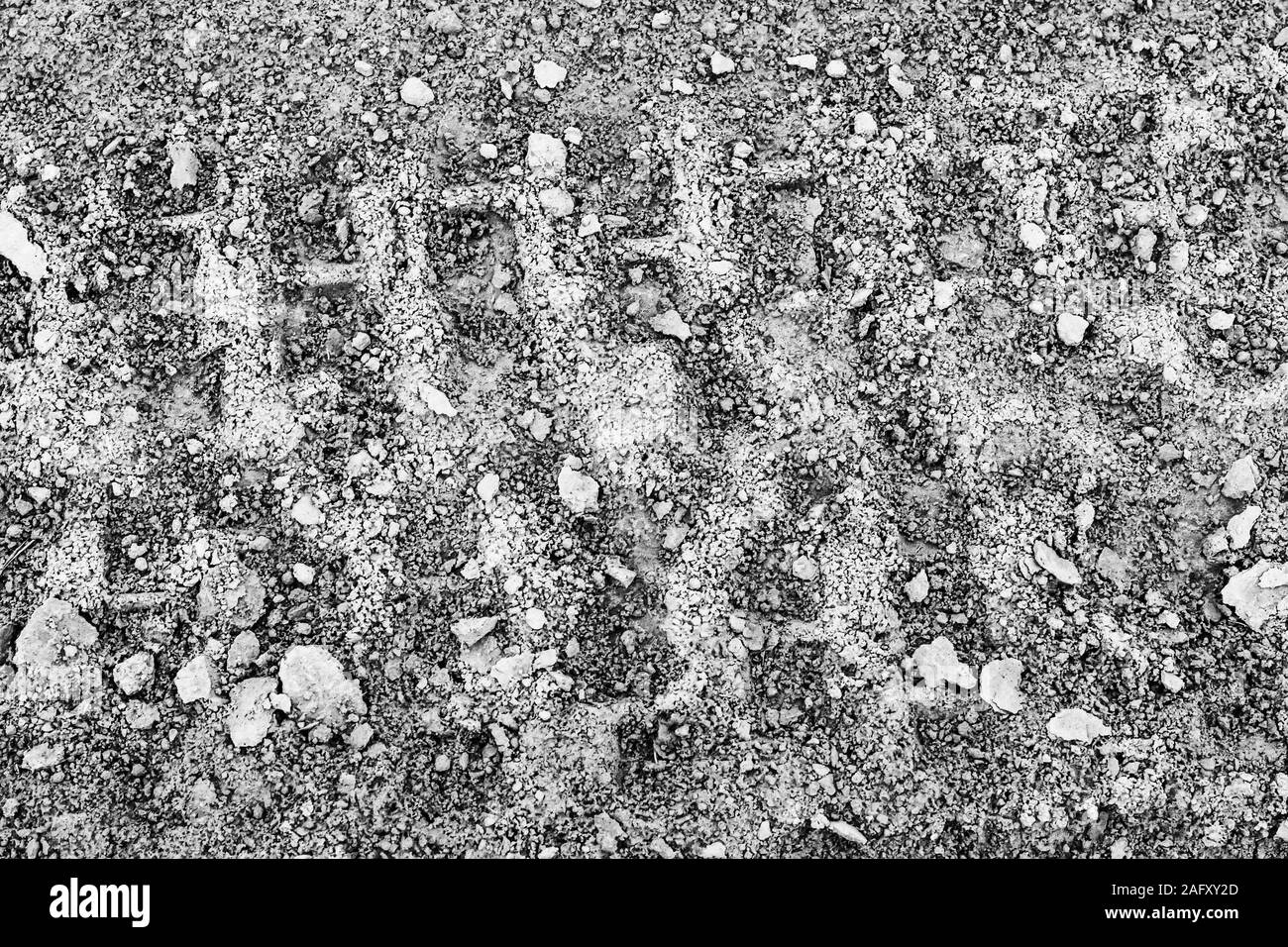 Texture di tracce di pneumatici su terreno asciutto. Sfondo astratti per la progettazione. Monocromatico. Foto Stock